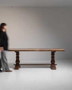 Table de réfectoire des années 1970 en chêne français, avec tréteaux à balustres tournés
