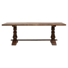 Table de réfectoire des années 1970 en chêne français, avec tréteaux à balustres tournés