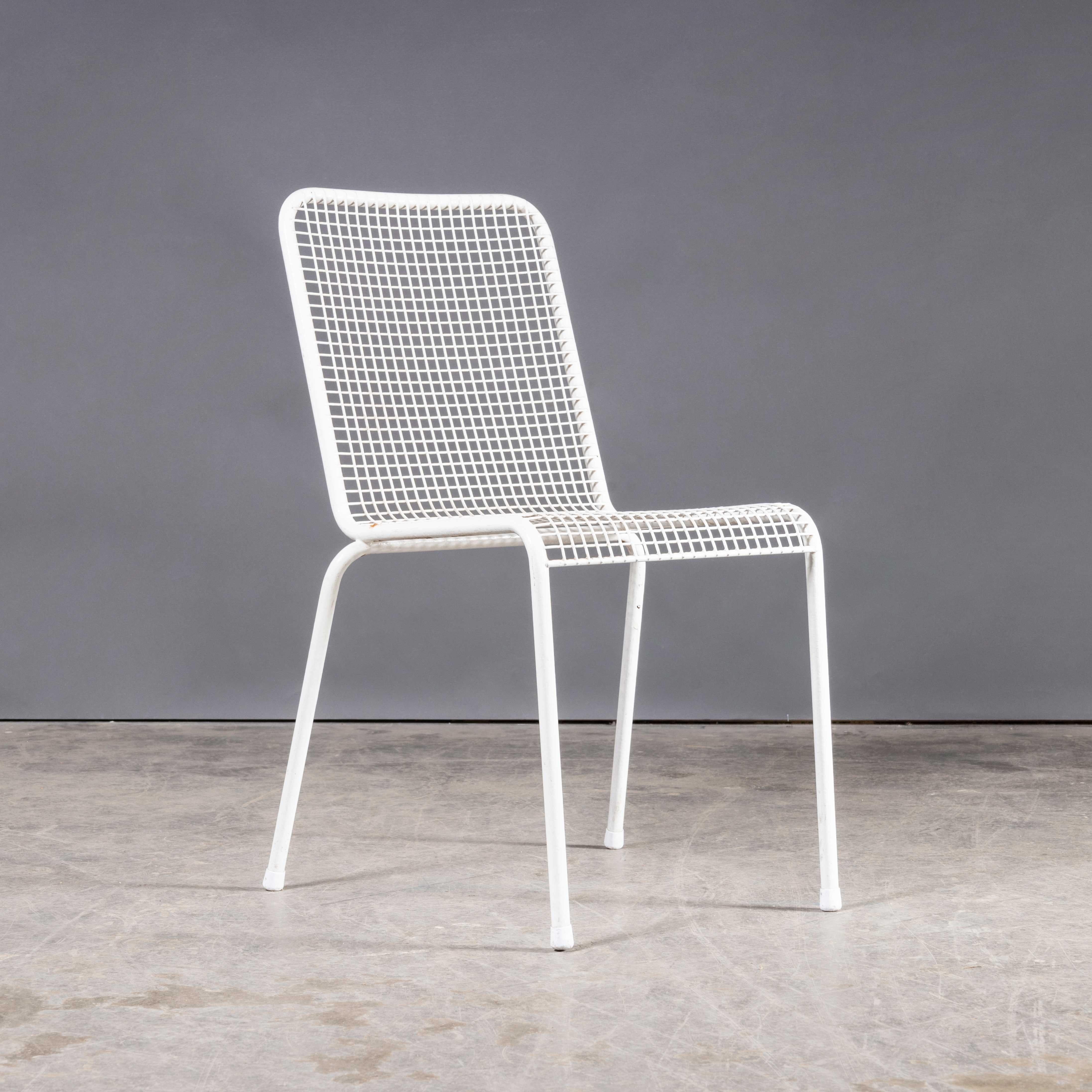 1970's Französisch Original Drahtgeflecht Weiß Outdoor-Esszimmer Stühle - Set von sechs
1970's French Original Wire Mesh White Outdoor Dining Chairs - Set Of Six. Einfache, stilvolle Stühle aus Frankreich. Die Rahmen bestehen aus Stahl, der mit
