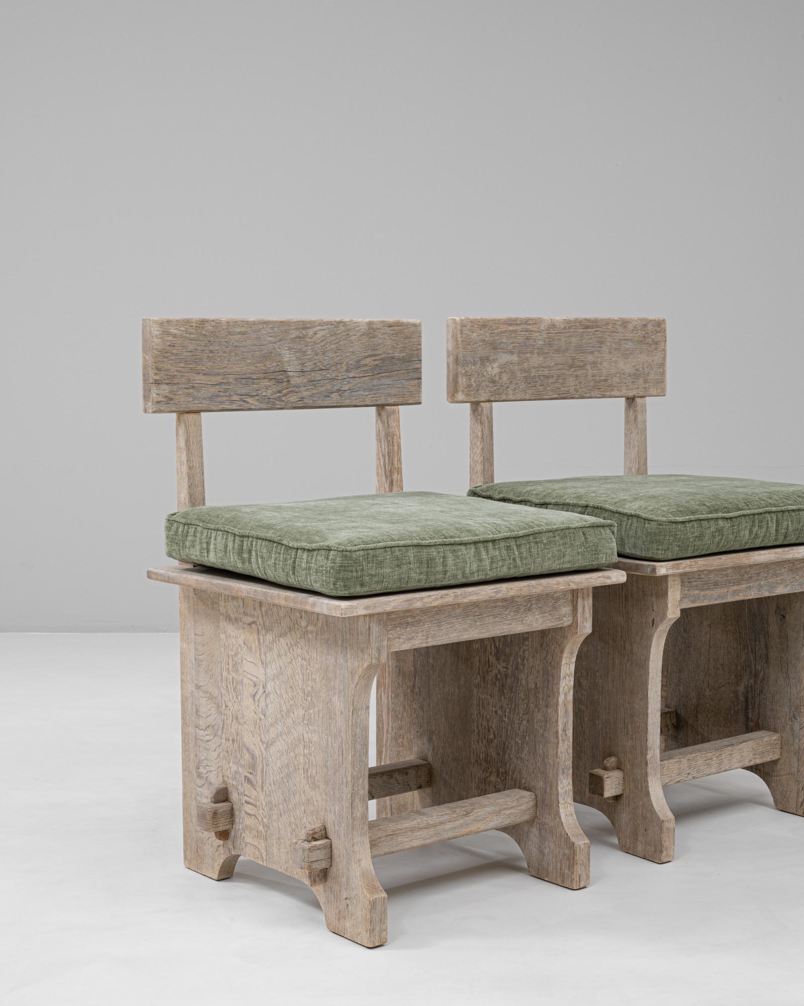 Coppia di sedie francesi degli anni '70 in Oak con cuscini imbottiti in vendita 4