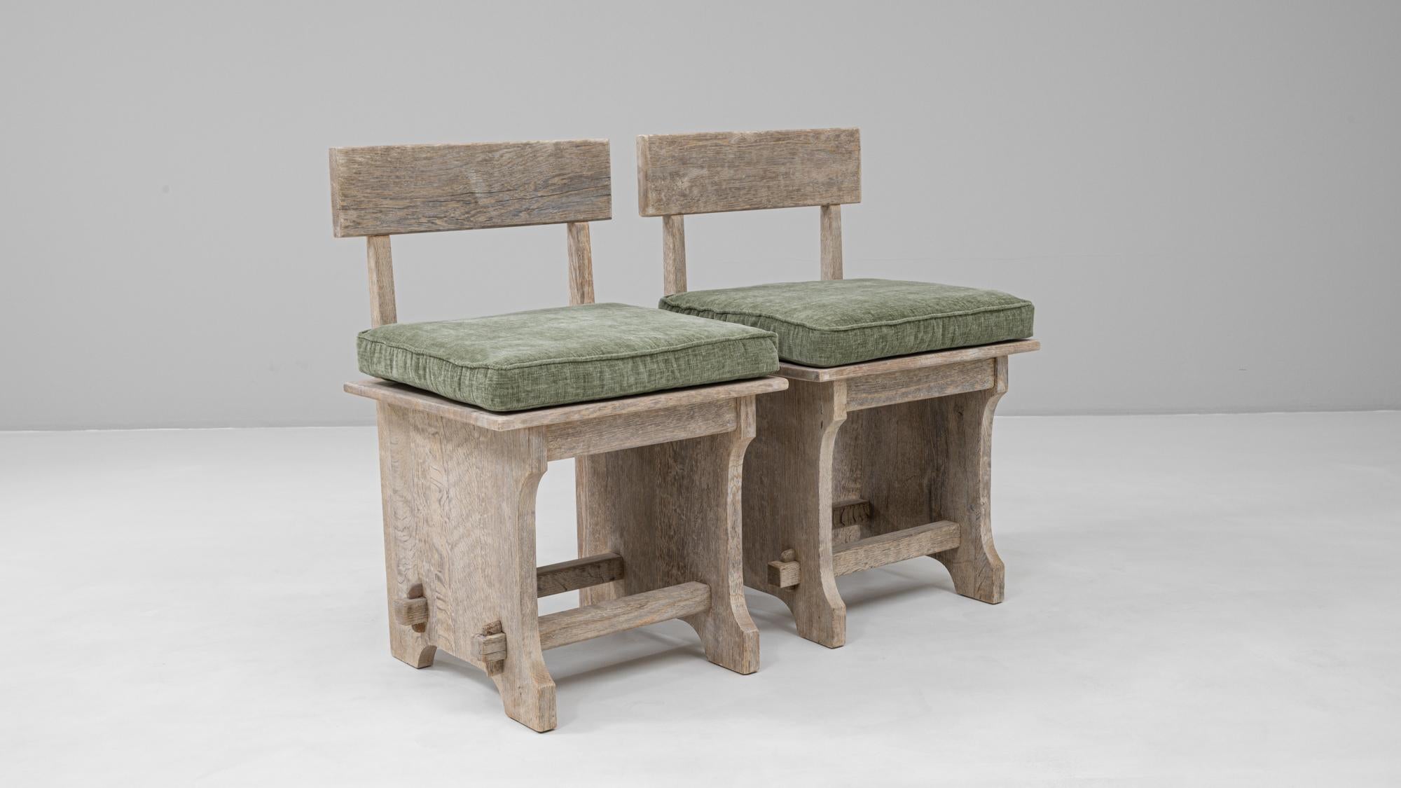 Coppia di sedie francesi degli anni '70 in Oak con cuscini imbottiti in vendita 5