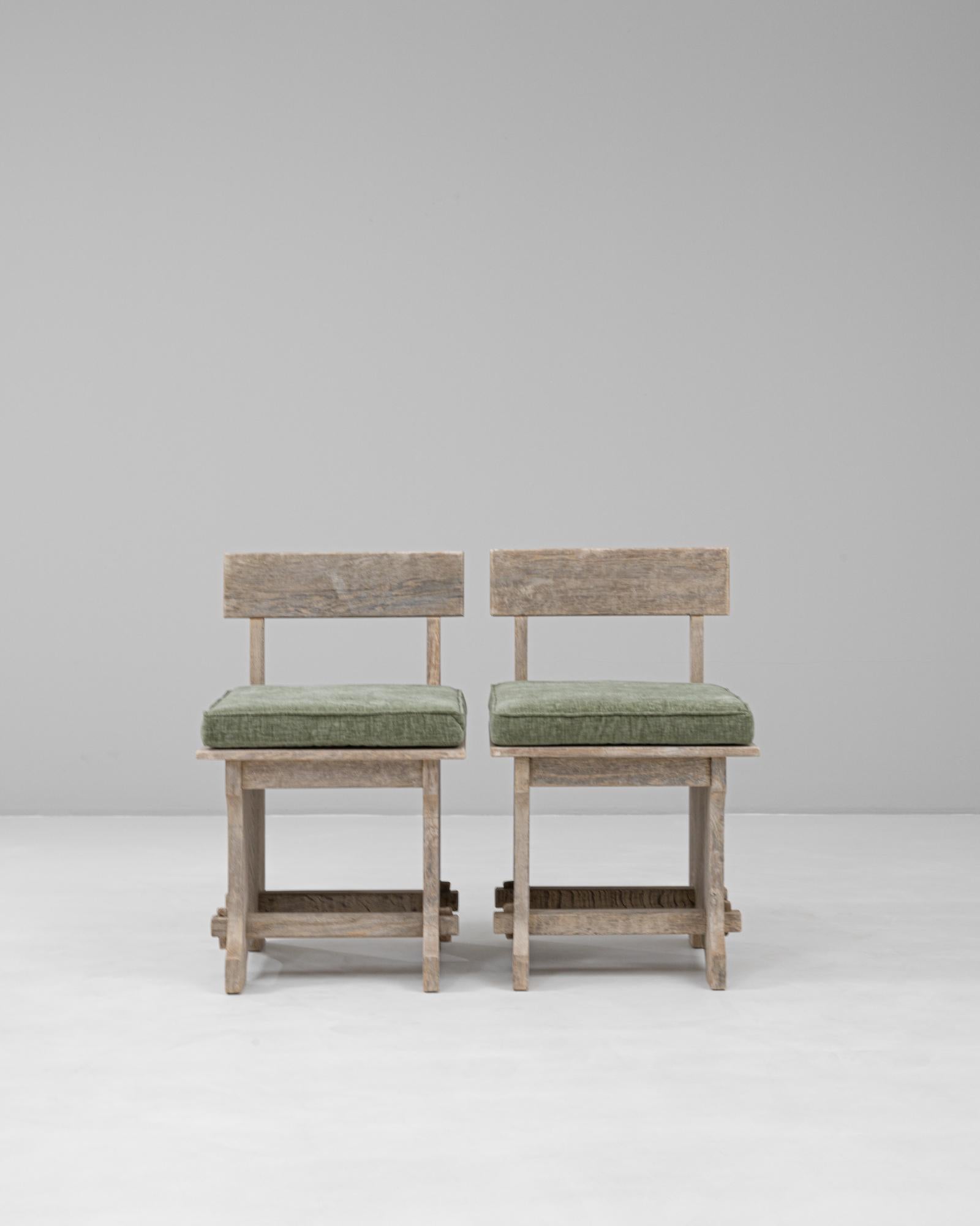 XX secolo Coppia di sedie francesi degli anni '70 in Oak con cuscini imbottiti in vendita