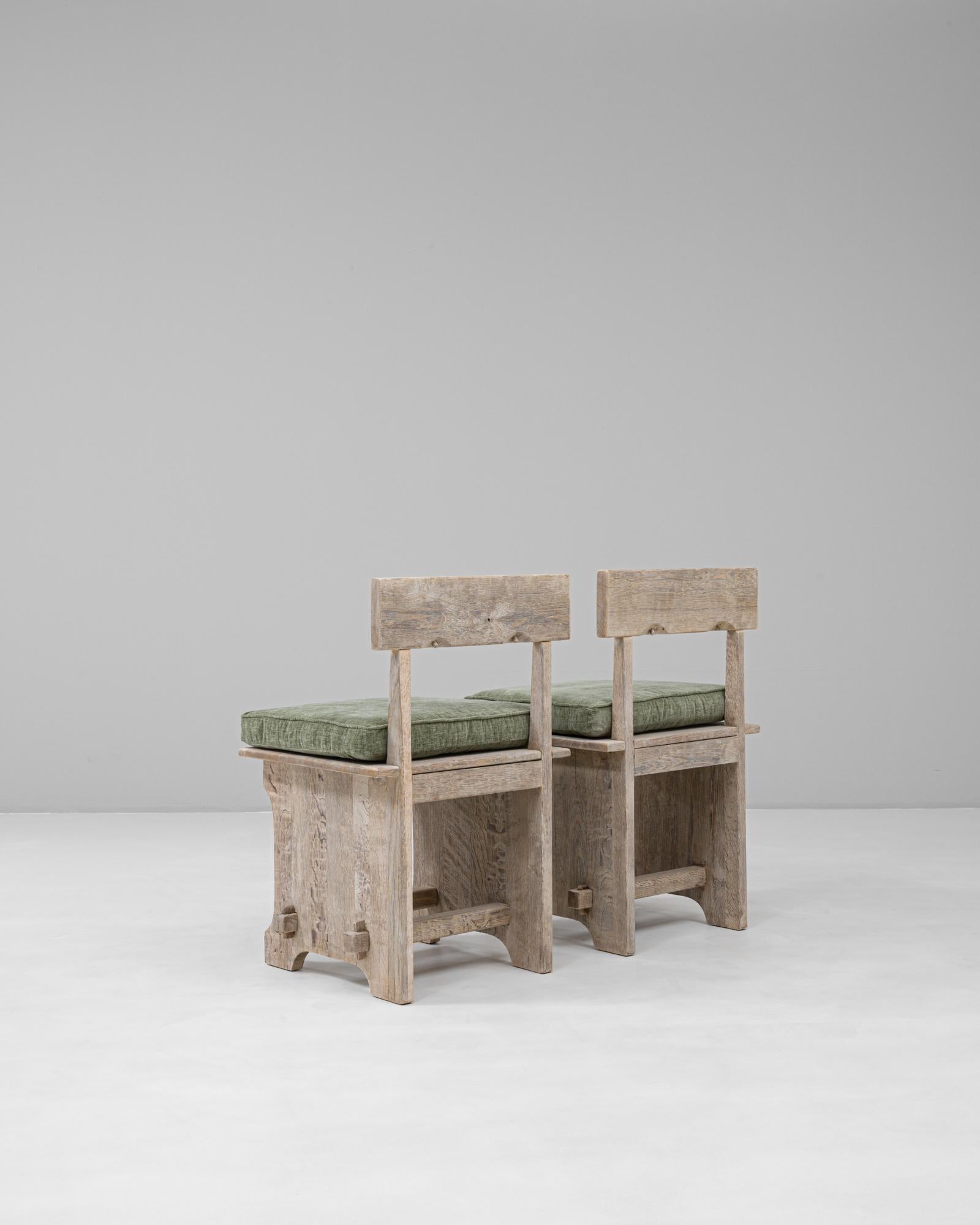 Coppia di sedie francesi degli anni '70 in Oak con cuscini imbottiti in vendita 1