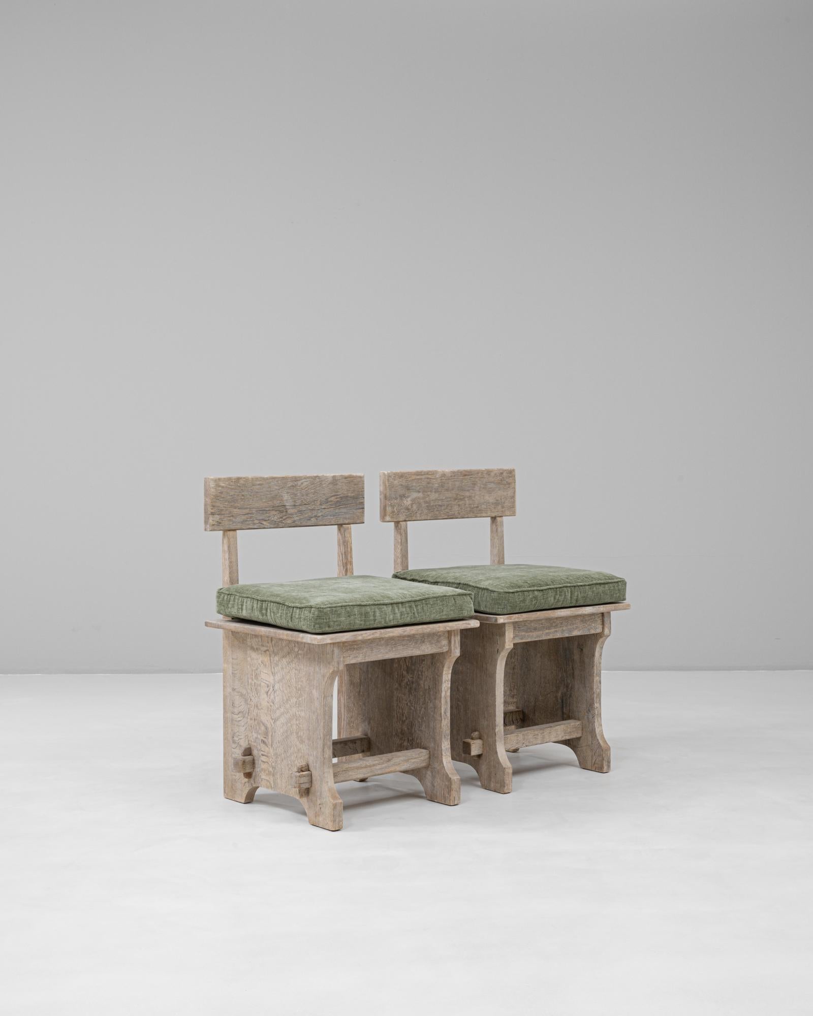 Coppia di sedie francesi degli anni '70 in Oak con cuscini imbottiti in vendita 3