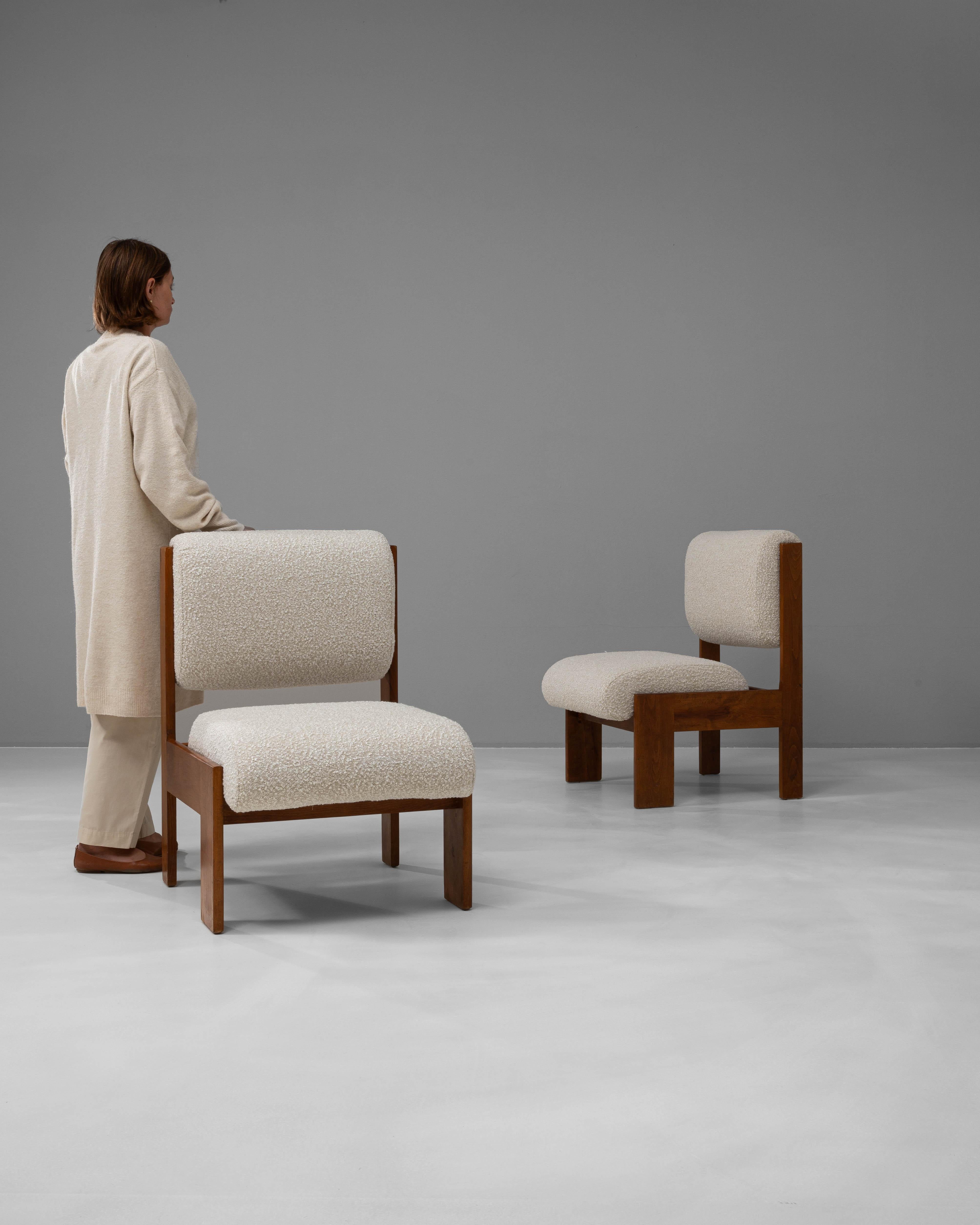 Questa coppia di sedie imbottite francesi degli anni '70 incarna l'essenza del design moderno di metà secolo, offrendo stile e comfort. Ogni sedia è dotata di una robusta struttura in legno che sfoggia una tonalità calda, offrendo un contrasto