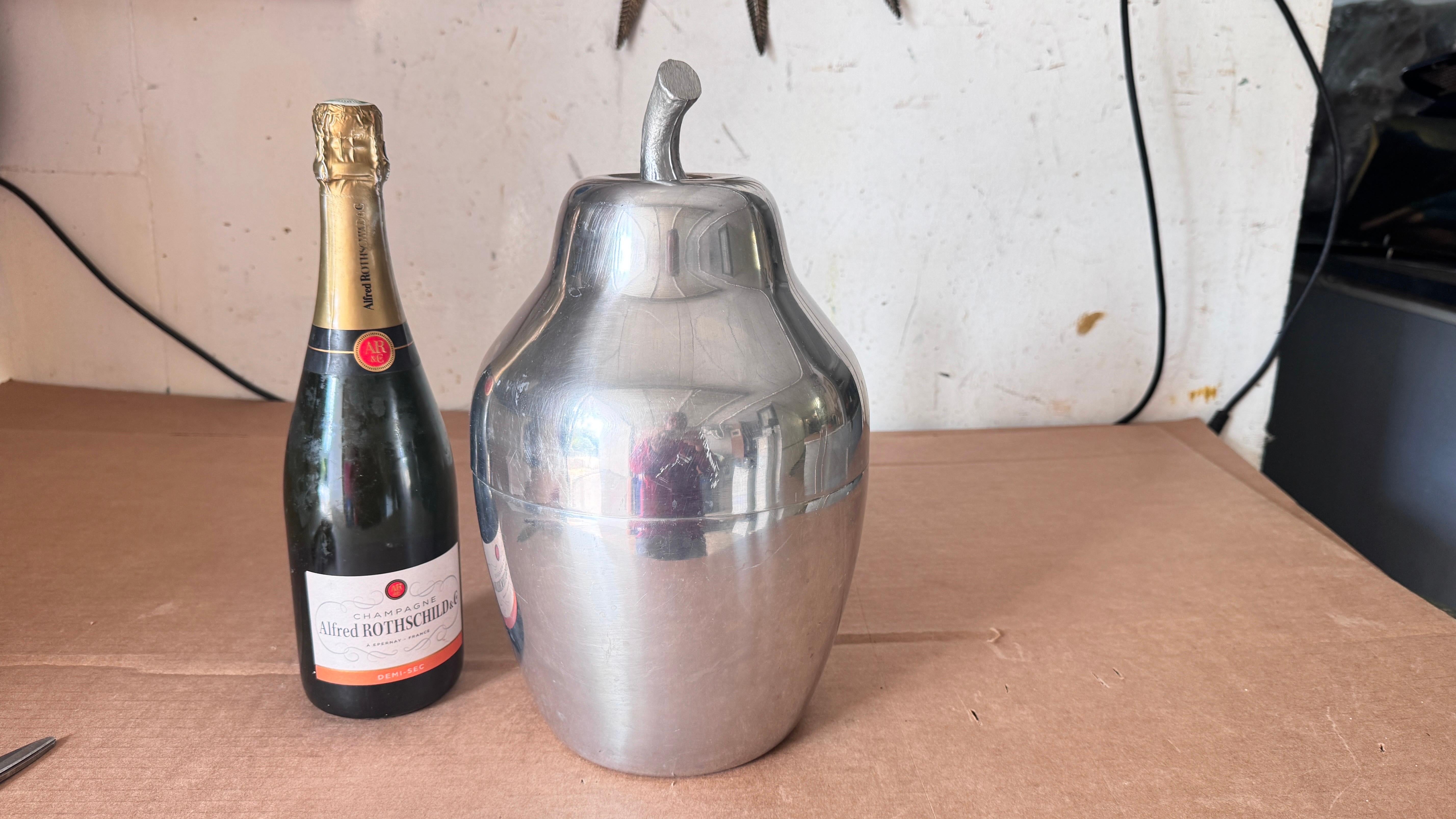 1970s French Pear-Shaped Ice Bucket, Silver Finish with Mirrored Effect, Sculptural Design

Description:
This striking pear-shaped ice bucket, crafted in France in the 1970s, is both a functional piece and a sculptural work of art. Finished in