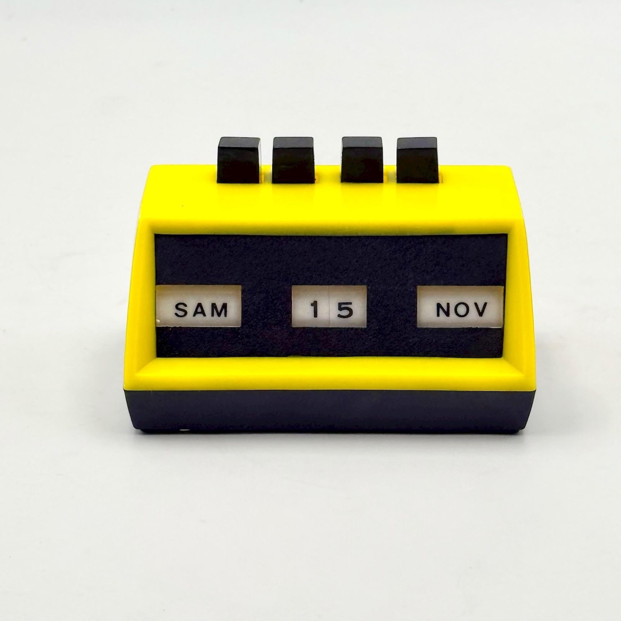 Ein authentischer französischer Ewiger Kalender aus den 1970er Jahren, der sowohl als praktisches Büroutensil als auch als Statement im Pop-Design konzipiert wurde. Dieses in Hongkong für den Export produzierte Schreibtisch-Accessoire zeigt die Tage