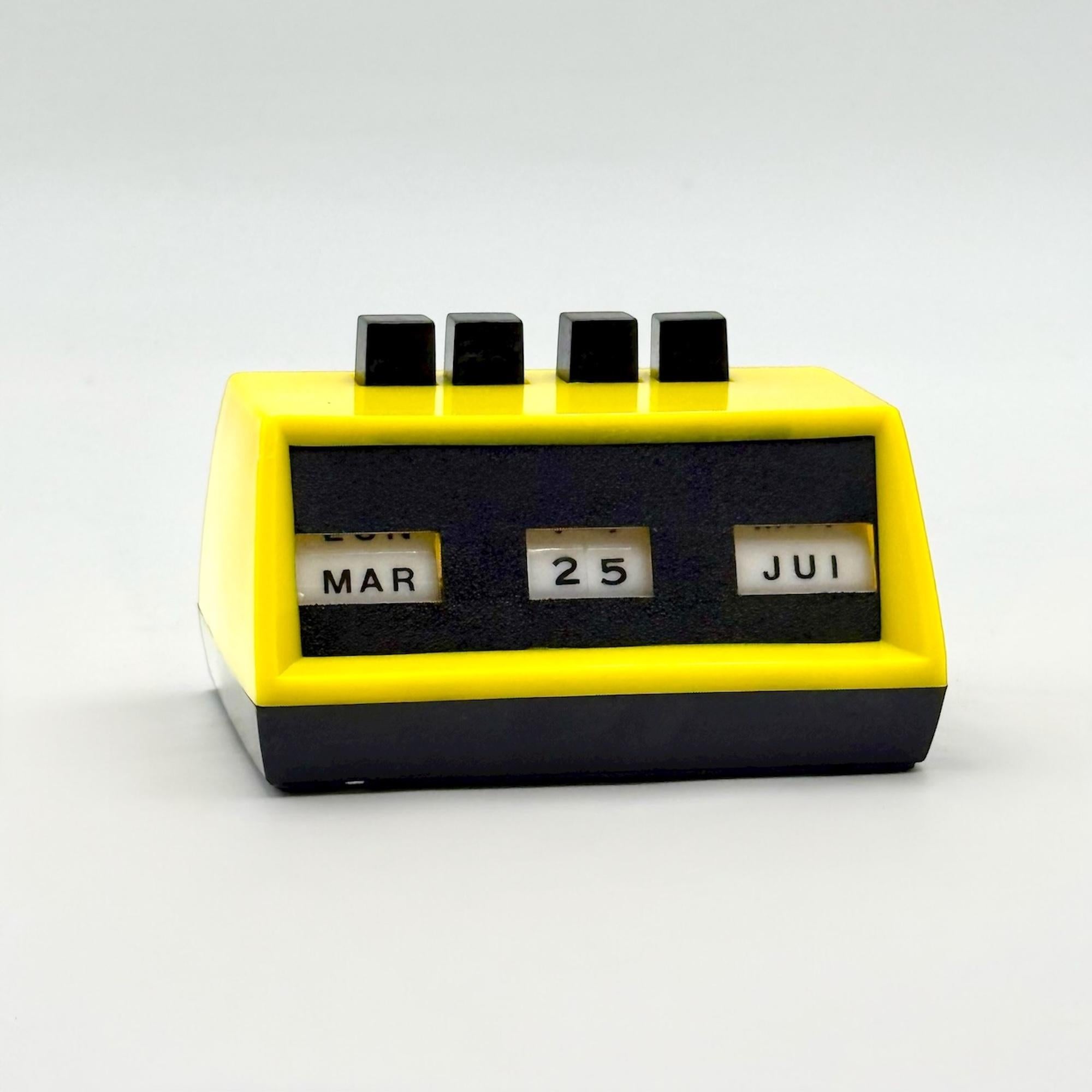 Französischer Ewiger Kalender aus den 1970er Jahren in zitronengelbem Retro-Plastikdesign im Zustand „Gut“ im Angebot in San Benedetto Del Tronto, IT