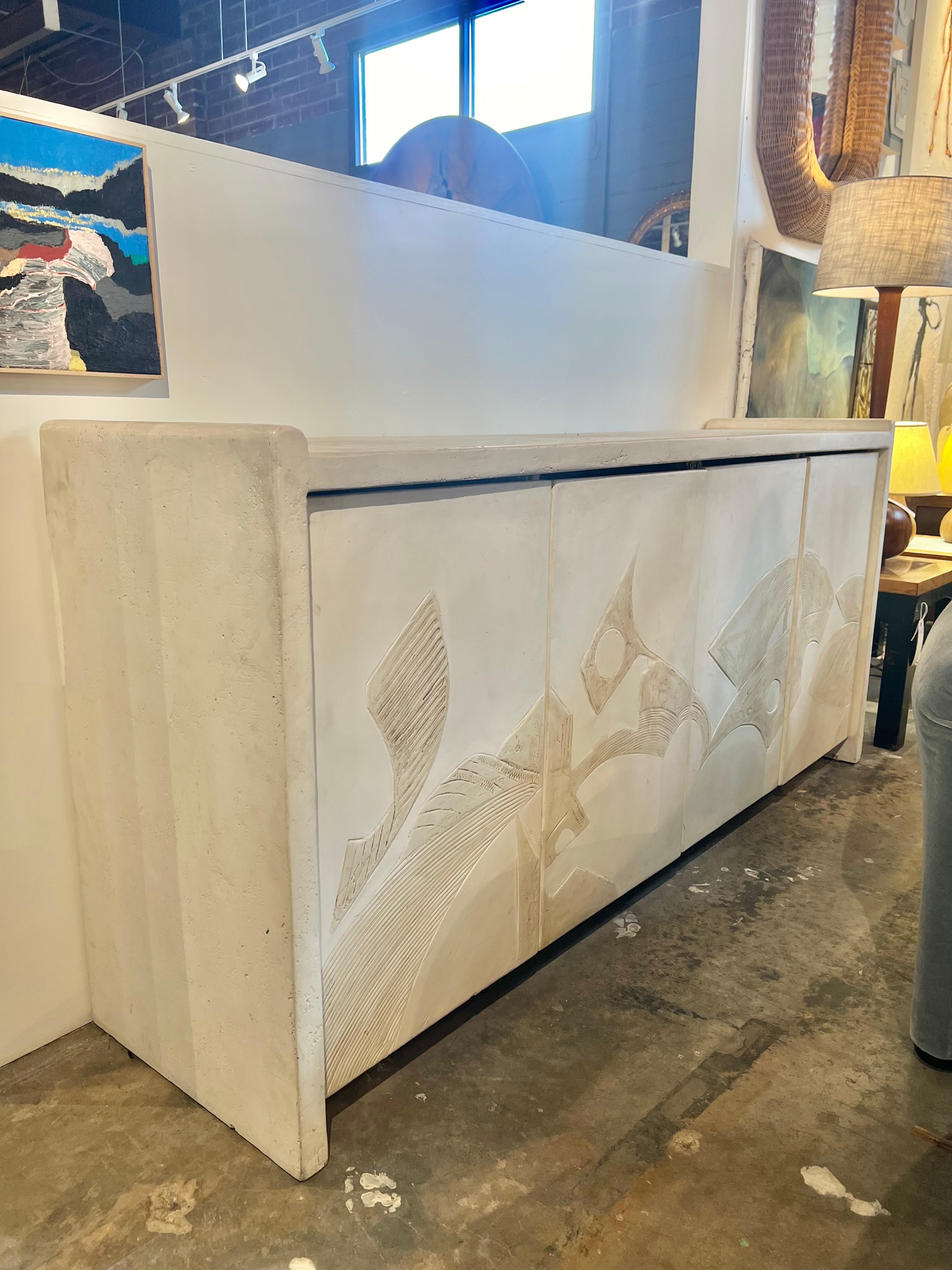 Credenza a quattro ante in gesso realizzata a mano negli anni '70. Prodotto in Francia 