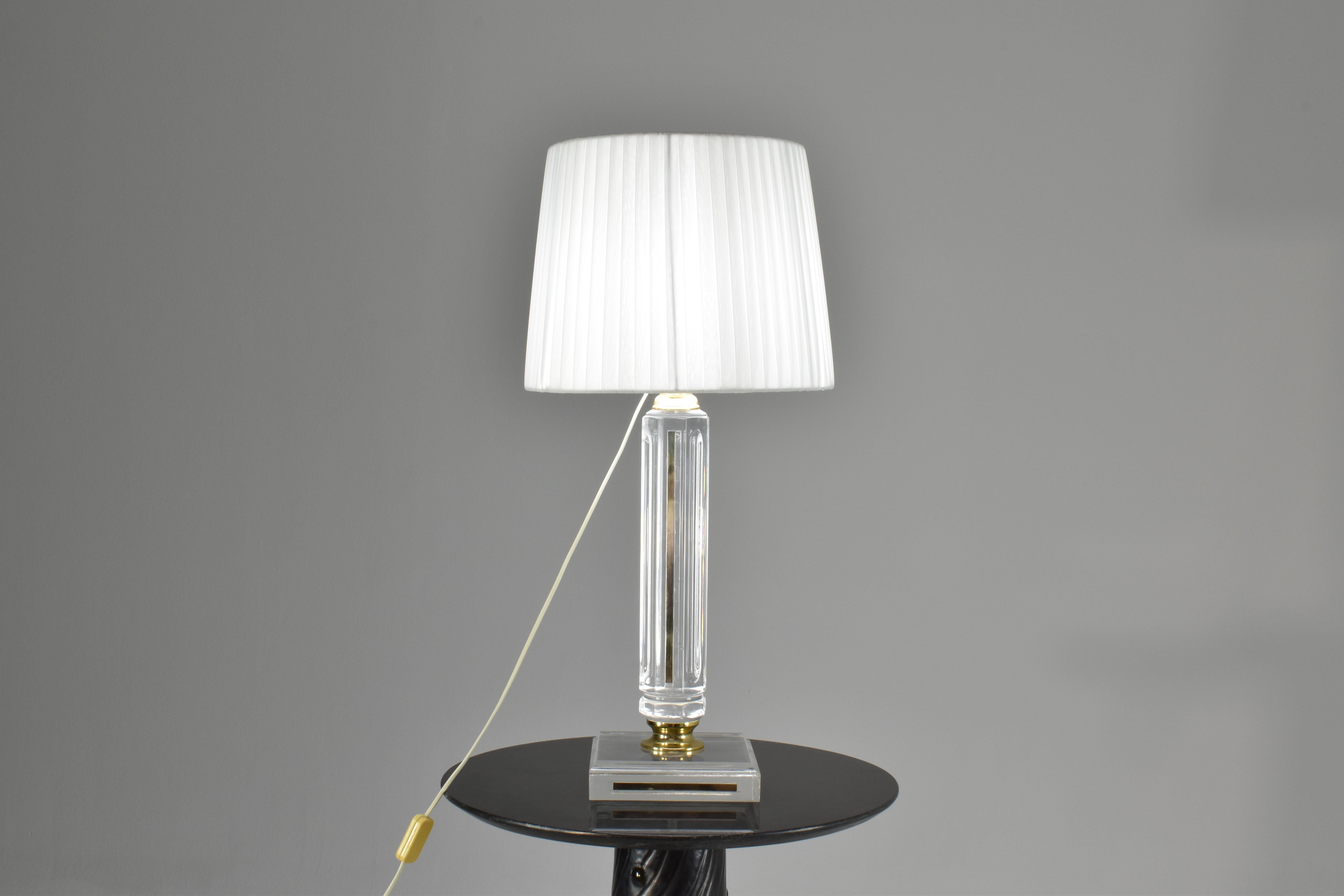 Français Lampe de table en plexiglas des années 1970 en vente