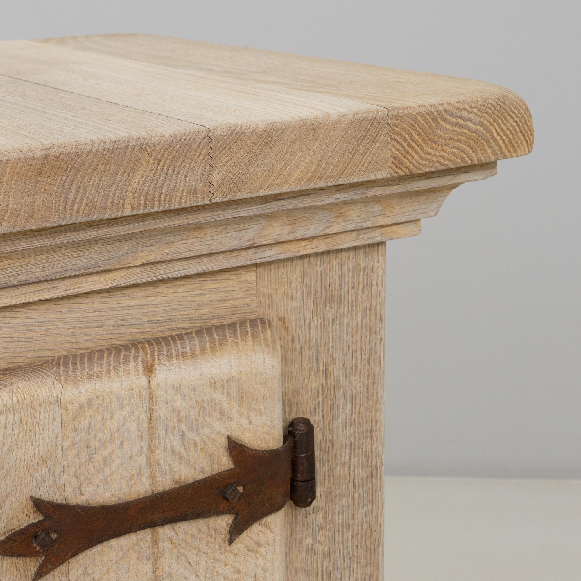 1970s French Primitive Oak Buffet With Iron Hardware in vendita 3