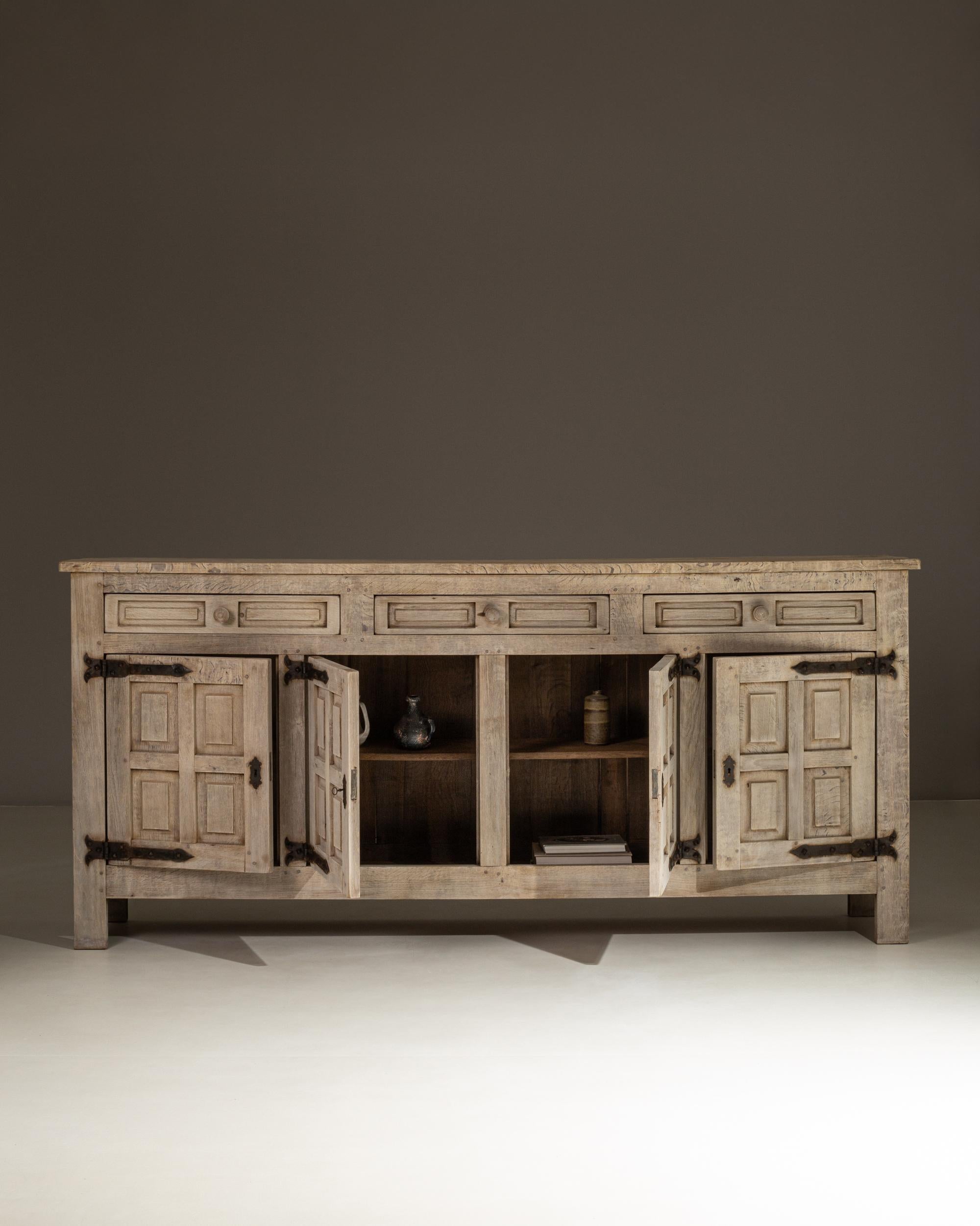 1970s French Primitive Oak Buffet With Iron Hardware en vente 3