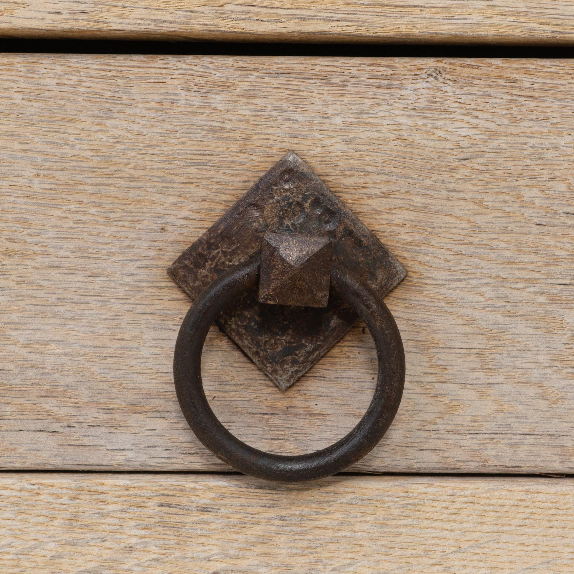 1970s French Primitive Oak Buffet With Iron Hardware in vendita 4