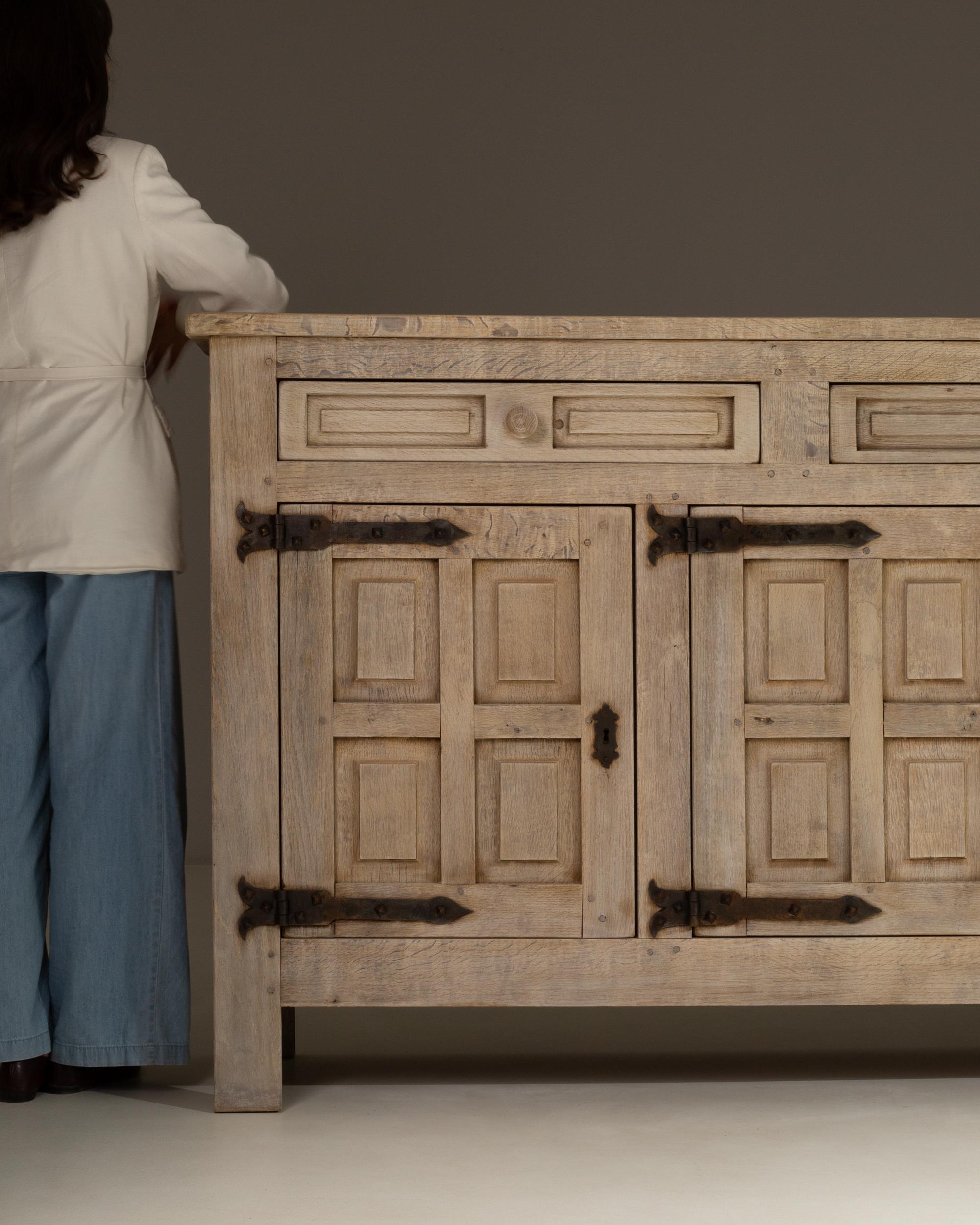 1970s French Primitive Oak Buffet With Iron Hardware en vente 4