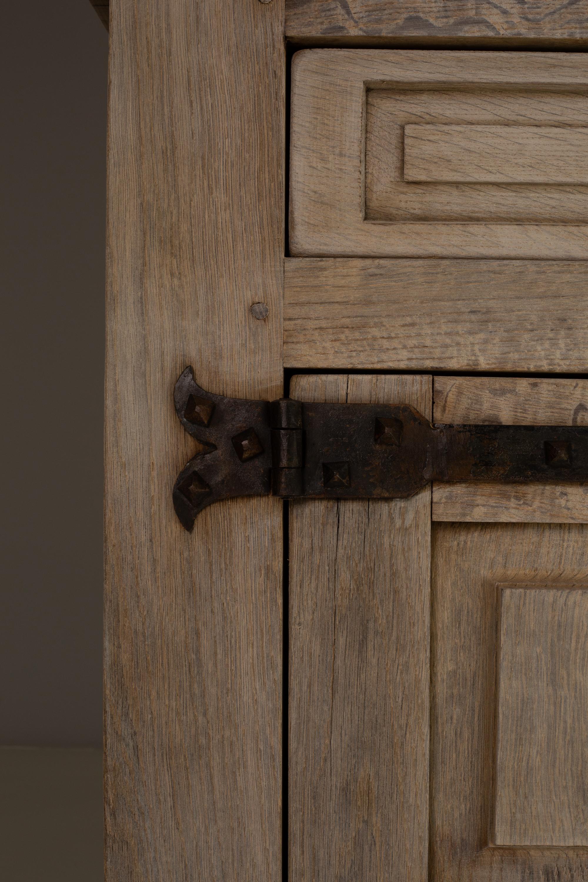 1970s French Primitive Oak Buffet With Iron Hardware en vente 5