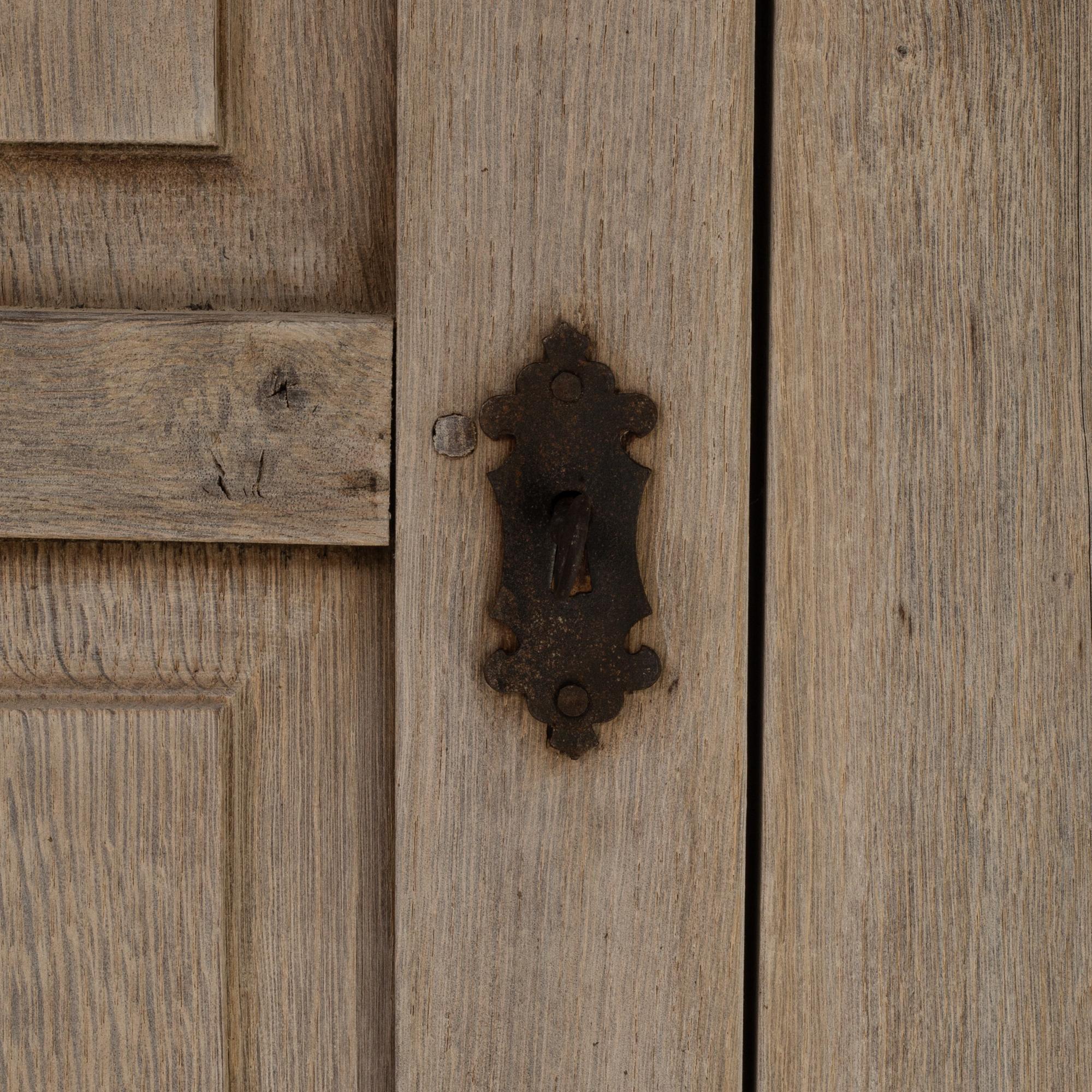 1970s French Primitive Oak Buffet With Iron Hardware en vente 6