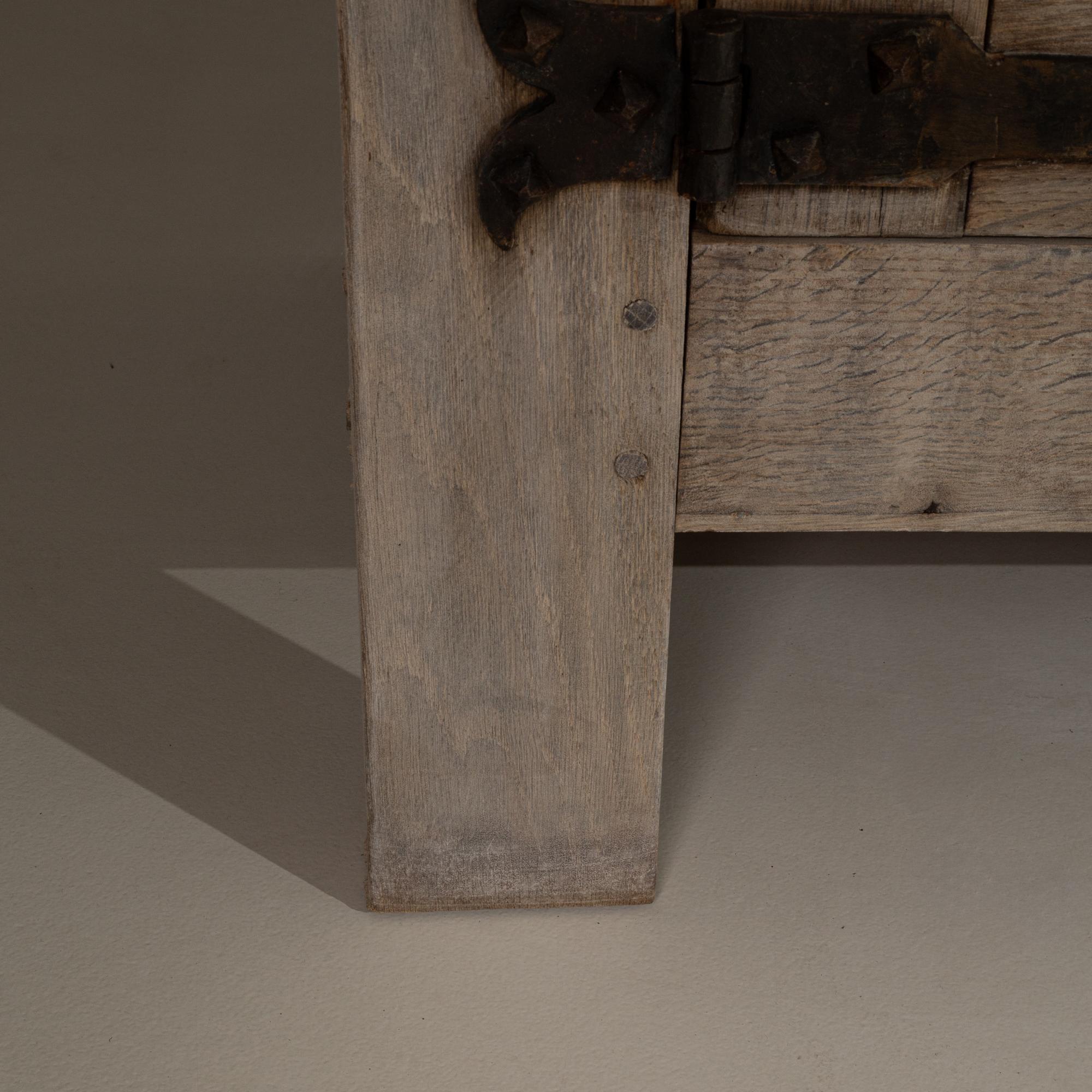 1970s French Primitive Oak Buffet With Iron Hardware en vente 7