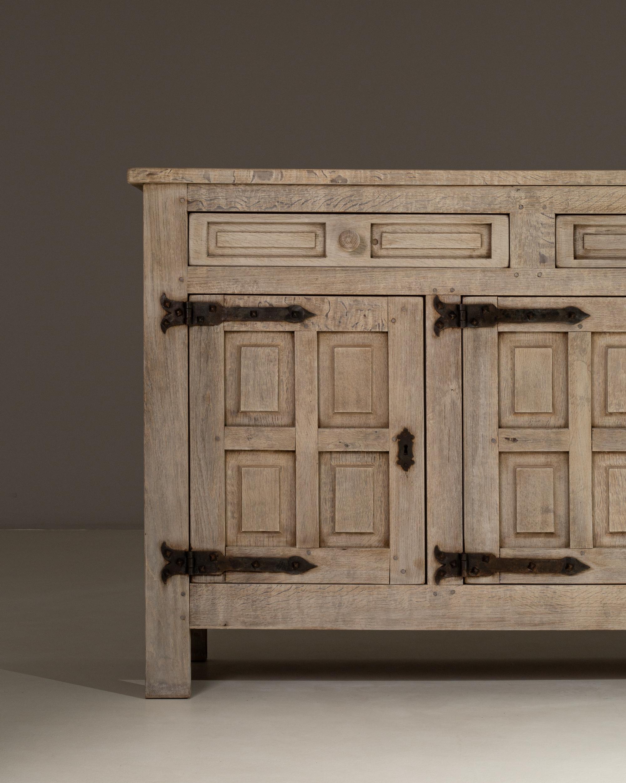 1970s French Primitive Oak Buffet With Iron Hardware en vente 8