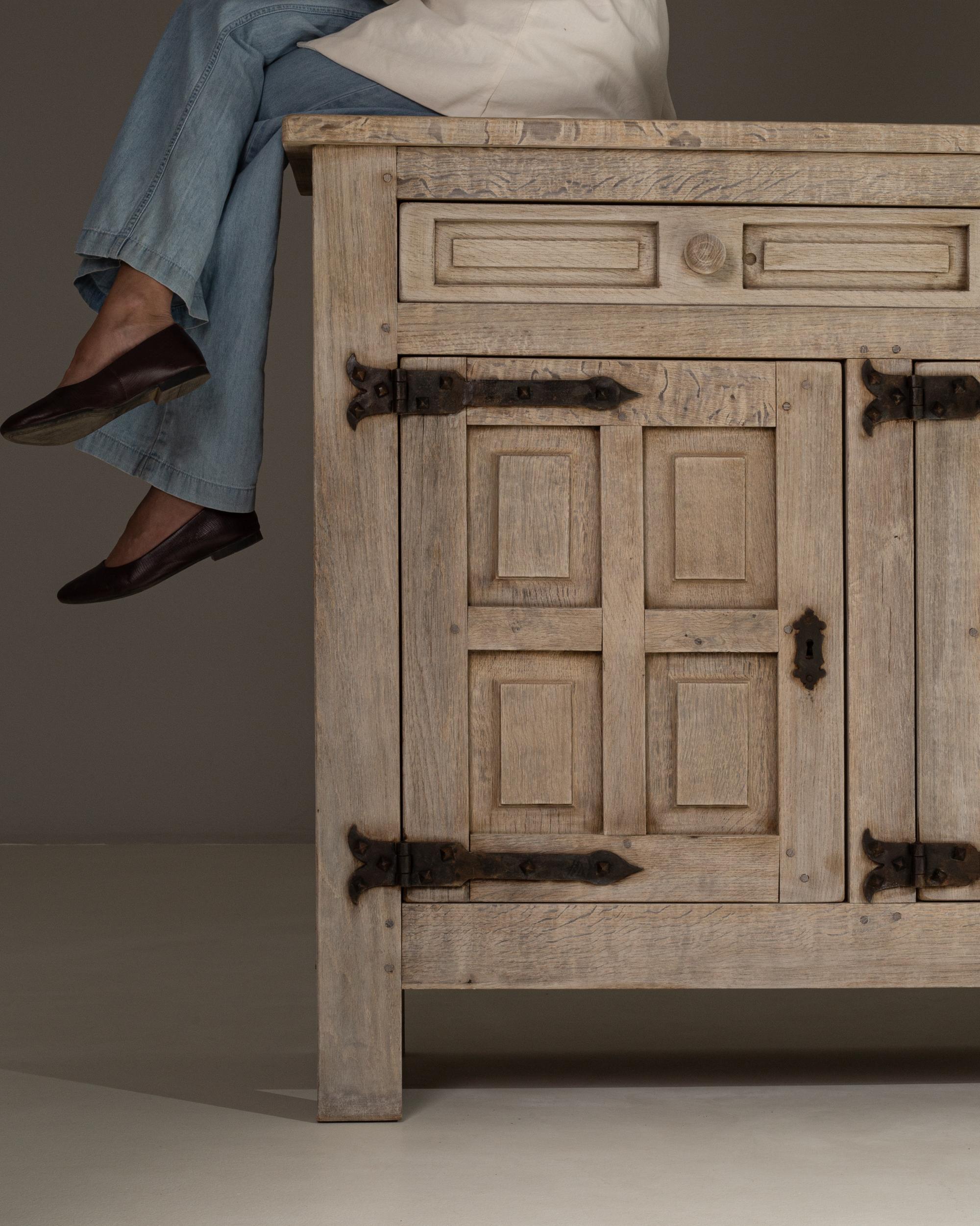 Primitif 1970s French Primitive Oak Buffet With Iron Hardware en vente