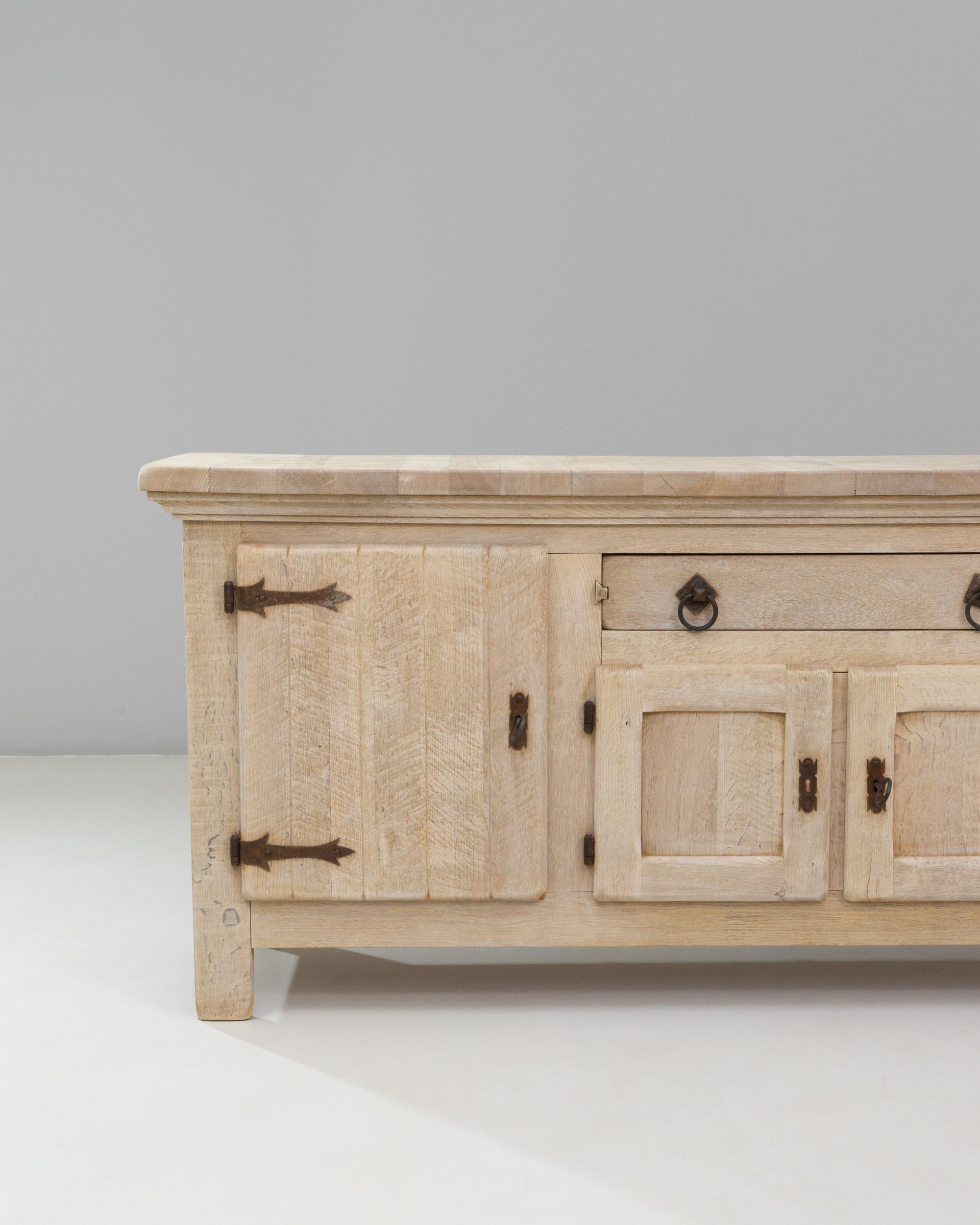 1970s French Primitive Oak Buffet With Iron Hardware In condizioni buone in vendita a High Point, NC