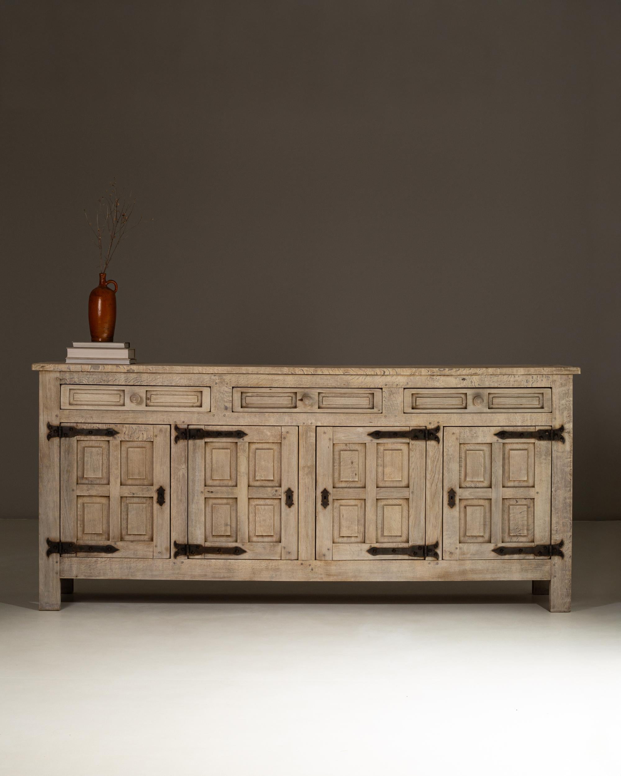 1970s French Primitive Oak Buffet With Iron Hardware en vente 1