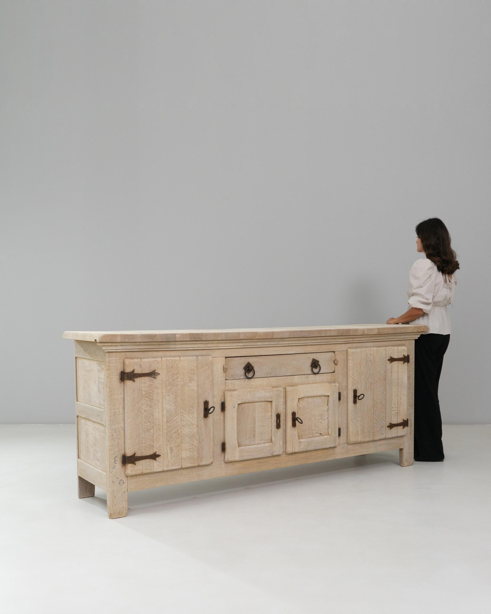 1970s French Primitive Oak Buffet With Iron Hardware in vendita 2