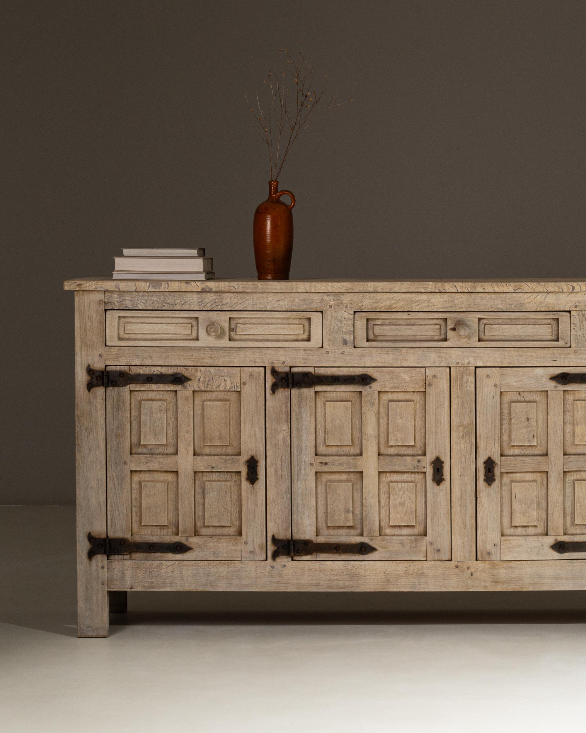 1970s French Primitive Oak Buffet With Iron Hardware en vente 2