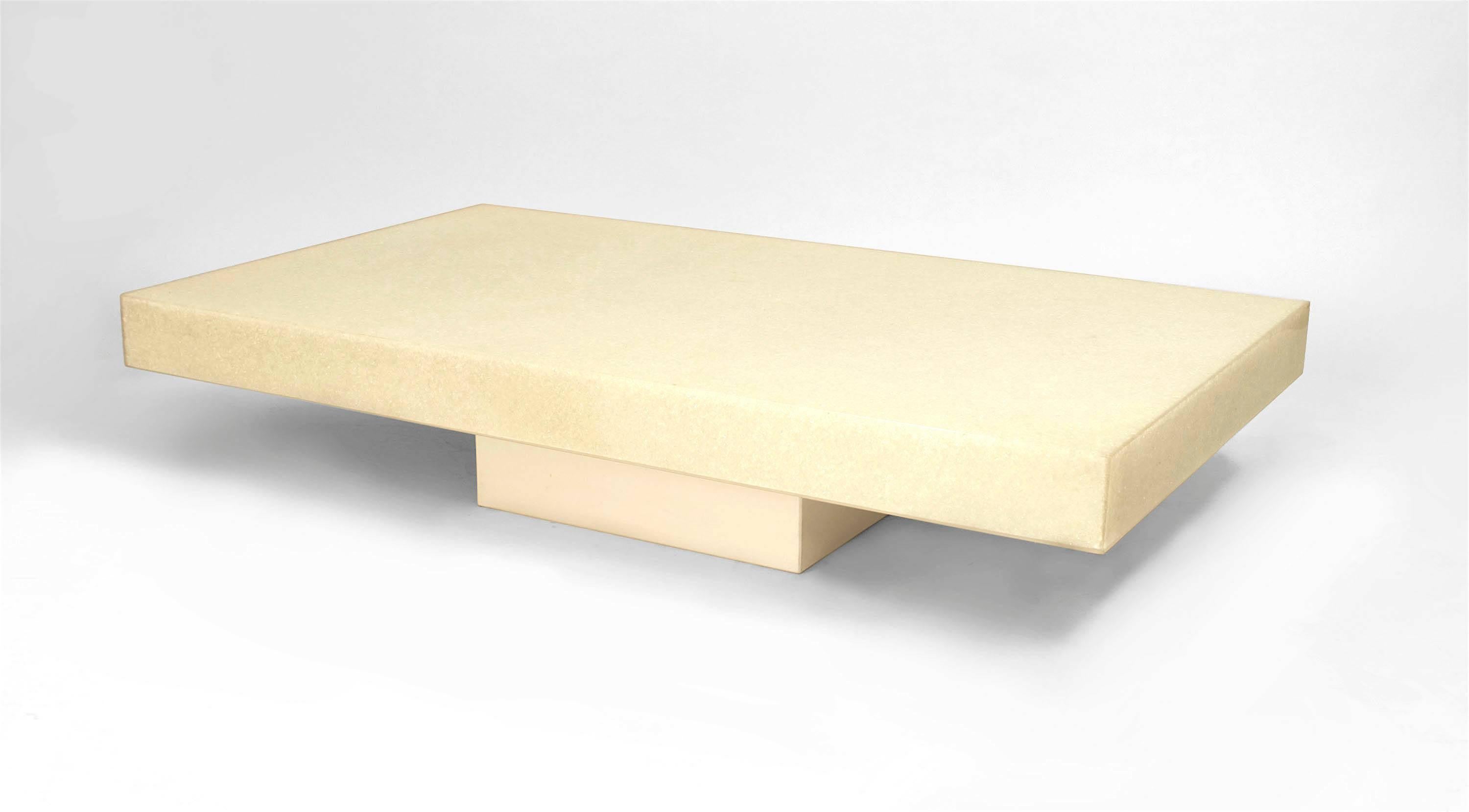 Table basse rectangulaire en résine craquelée blanc cassé sur un socle assorti, de conception moderniste française (années 1970). (à la manière de MARIE-CLAUDE FOUQUIERES)