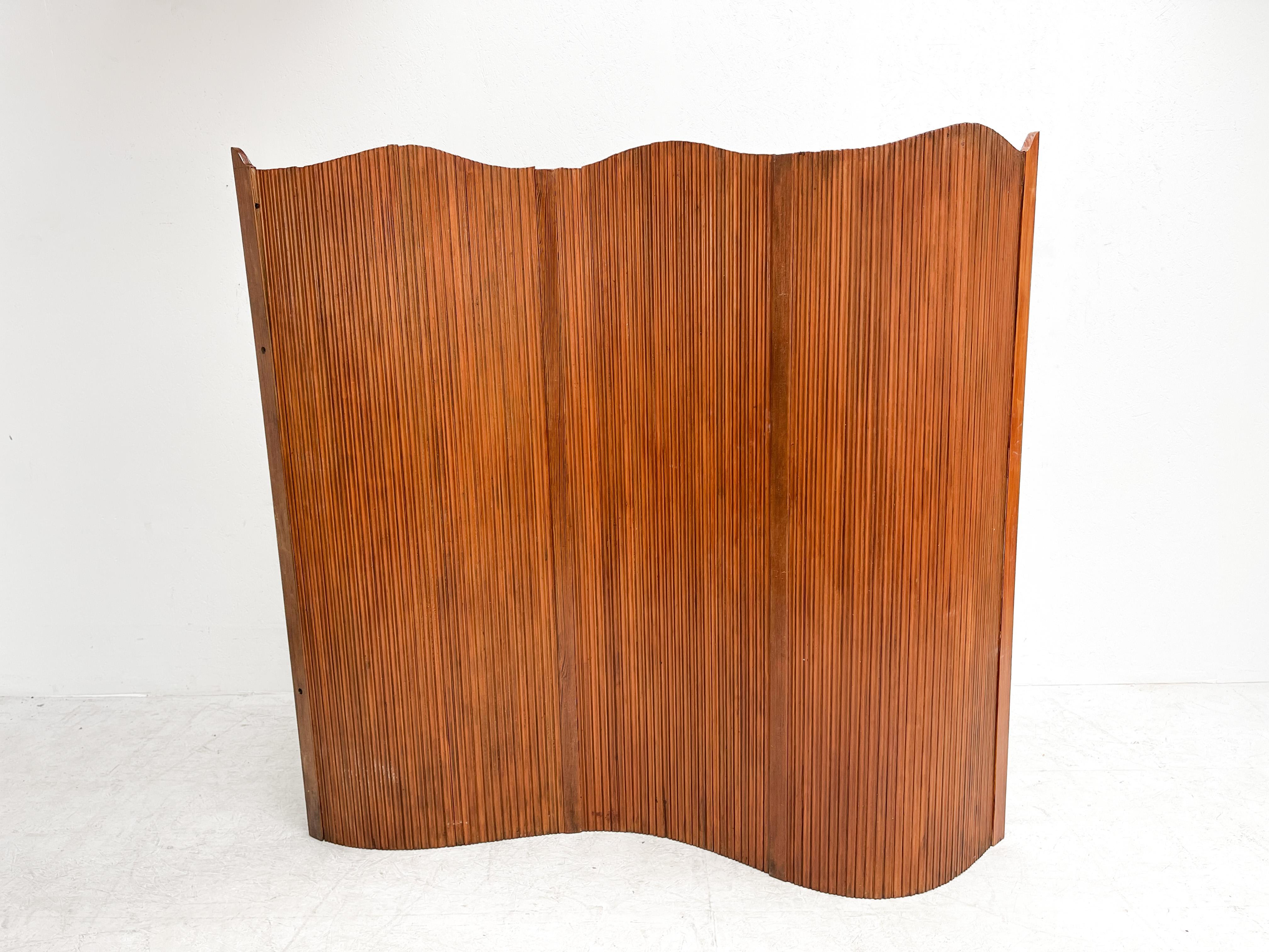 Lovely tambour screen or room devider from the early 20th century.
We know this room devider was produced in France. We believe it might be one by the famous designer Jomain Baumann, but we don't know for sure.
 
This handy room devider is