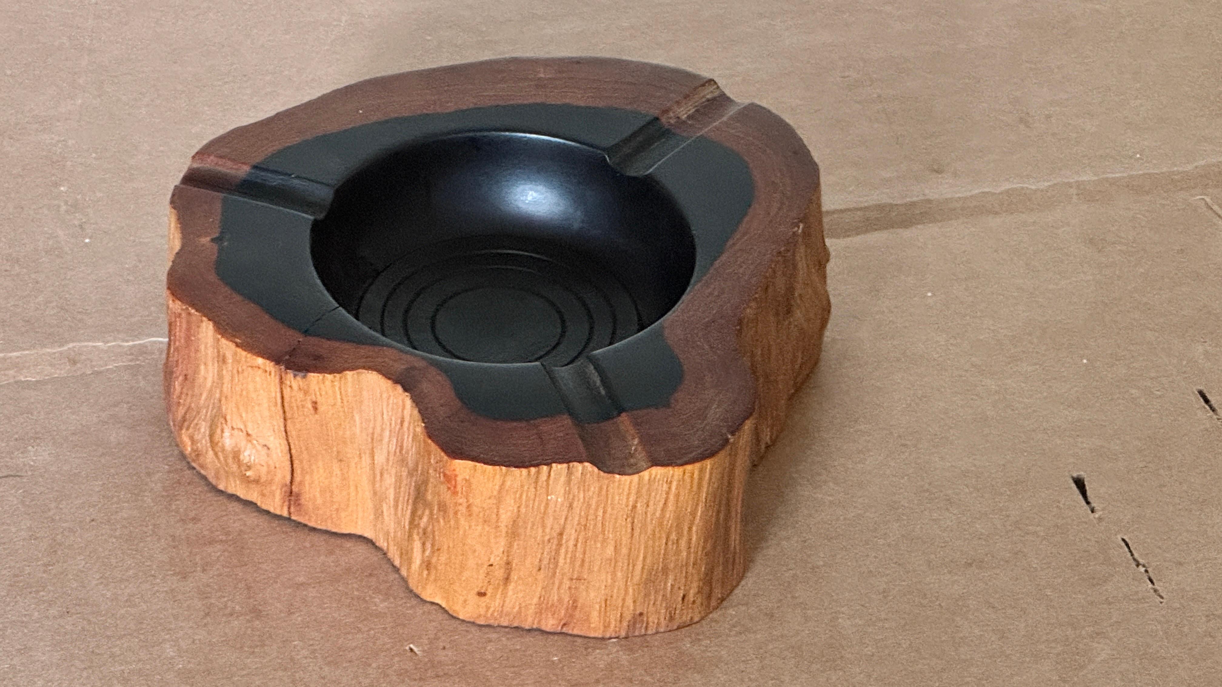 Cendrier en bois sculpté français des années 1970 - Design/One en noir et Brown avec riche en vente 3