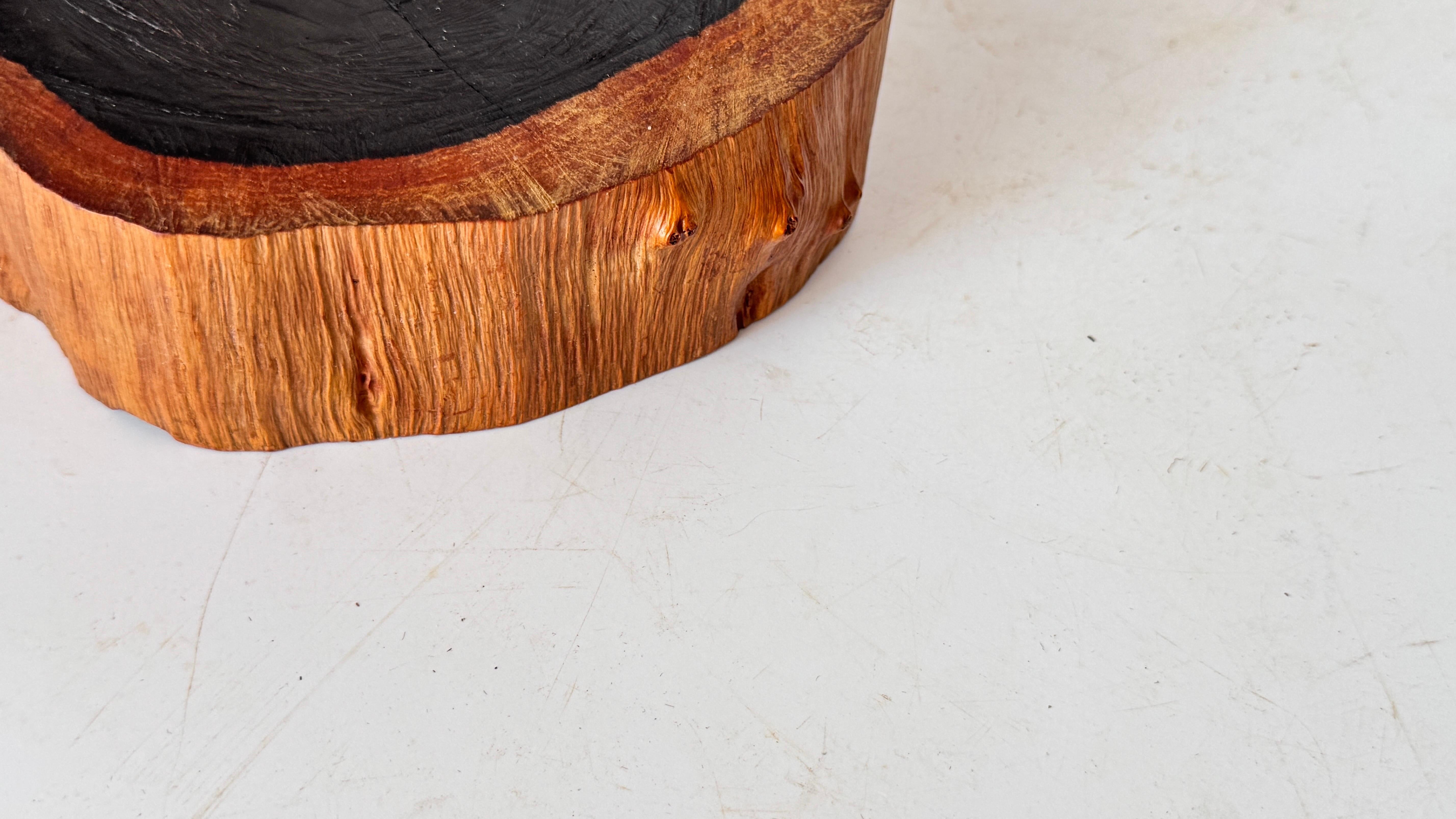 Mid-Century Modern Cendrier en bois sculpté français des années 1970 - Design/One en noir et Brown avec riche en vente
