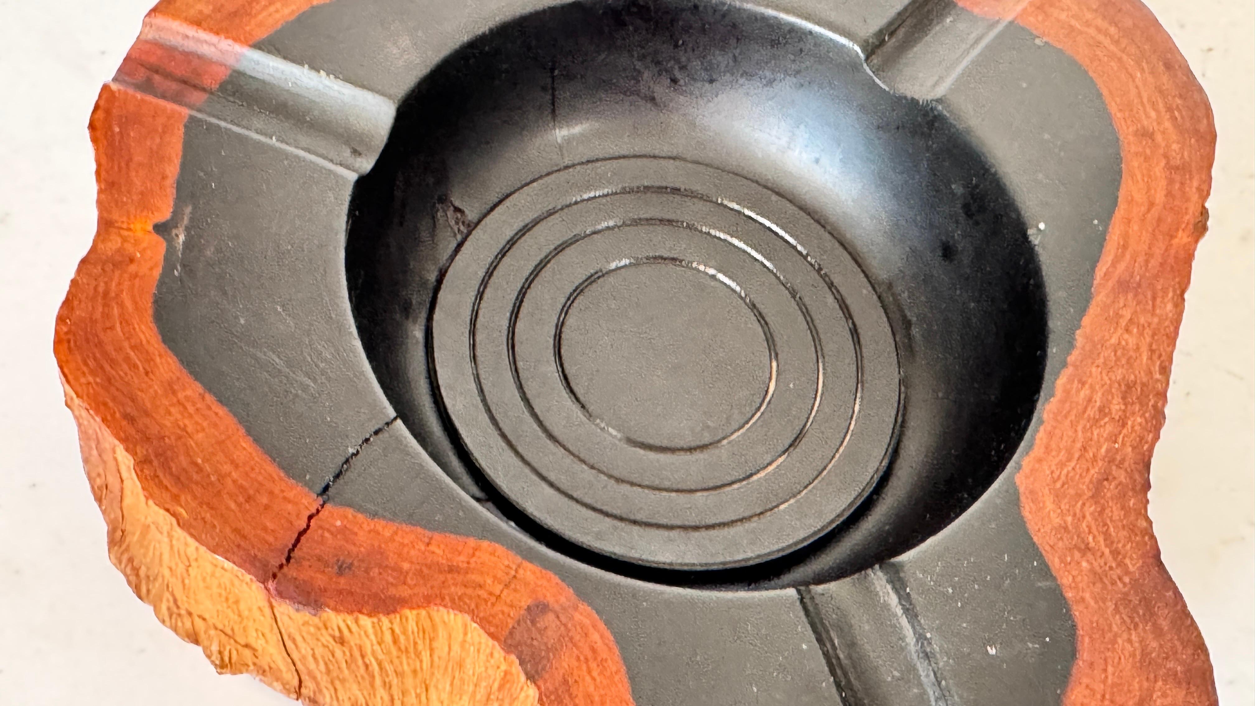 Cendrier en bois sculpté français des années 1970 - Design/One en noir et Brown avec riche Bon état - En vente à Auribeau sur Siagne, FR
