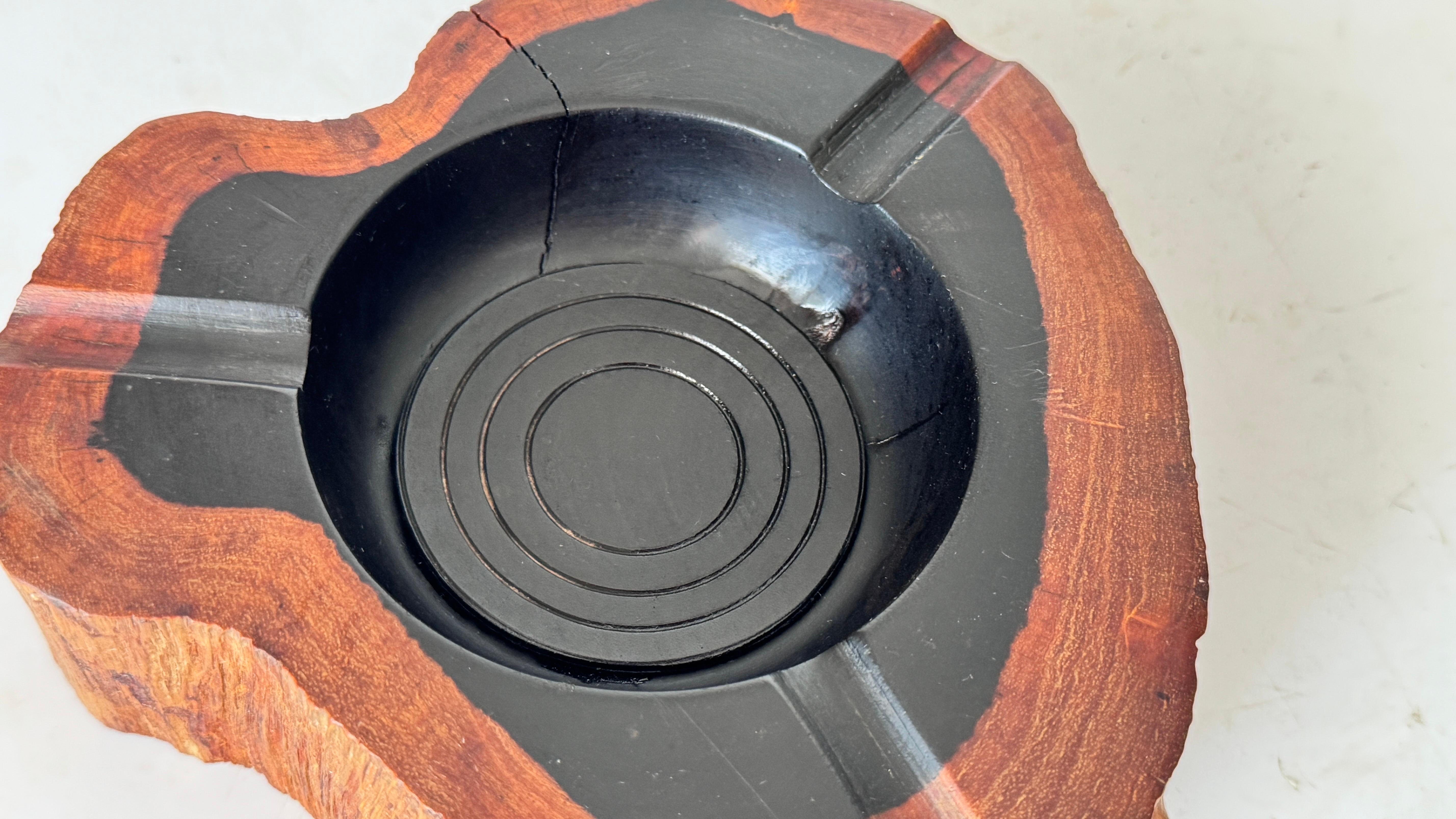 Milieu du XXe siècle Cendrier en bois sculpté français des années 1970 - Design/One en noir et Brown avec riche en vente