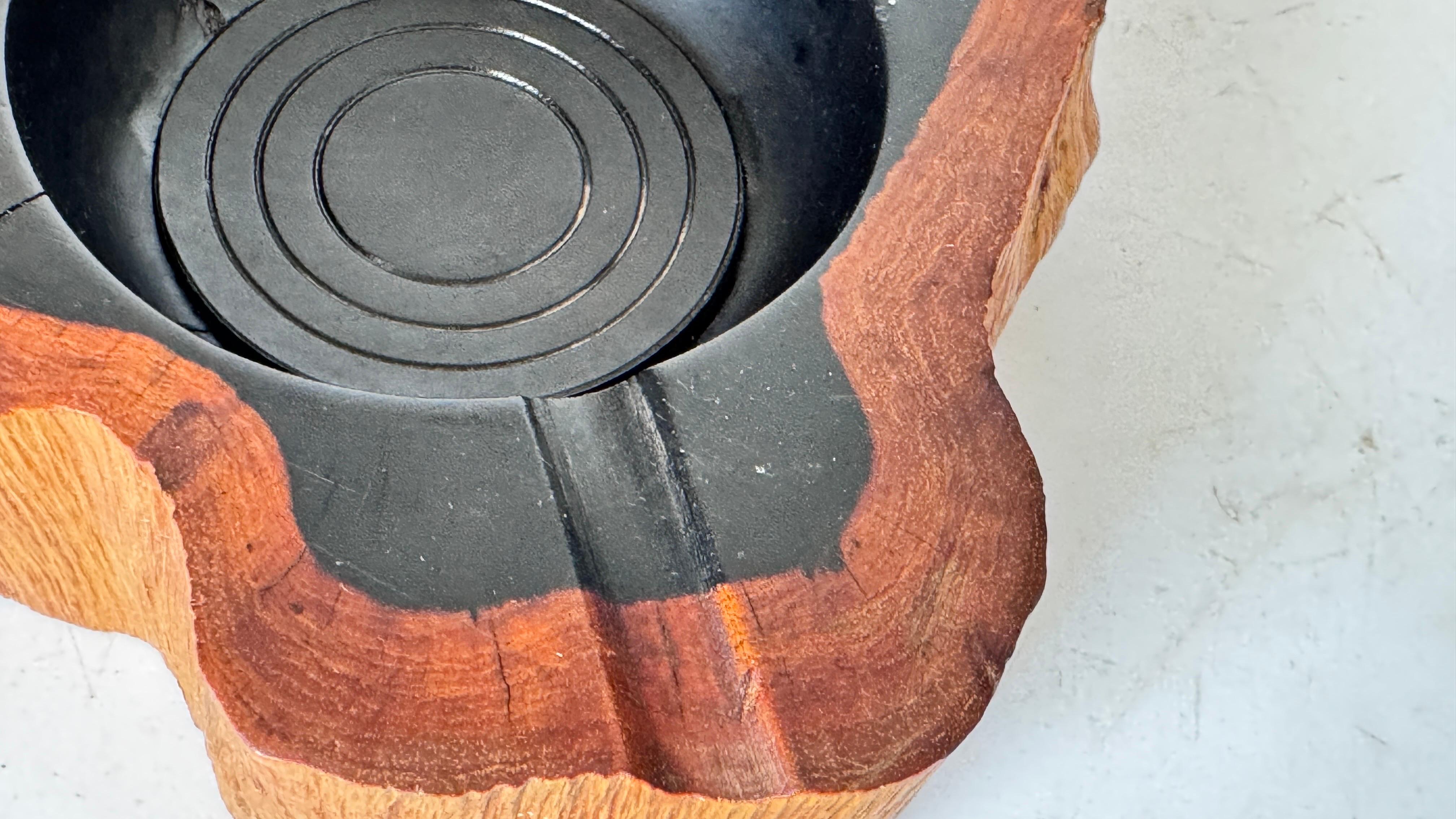 Bois Cendrier en bois sculpté français des années 1970 - Design/One en noir et Brown avec riche en vente