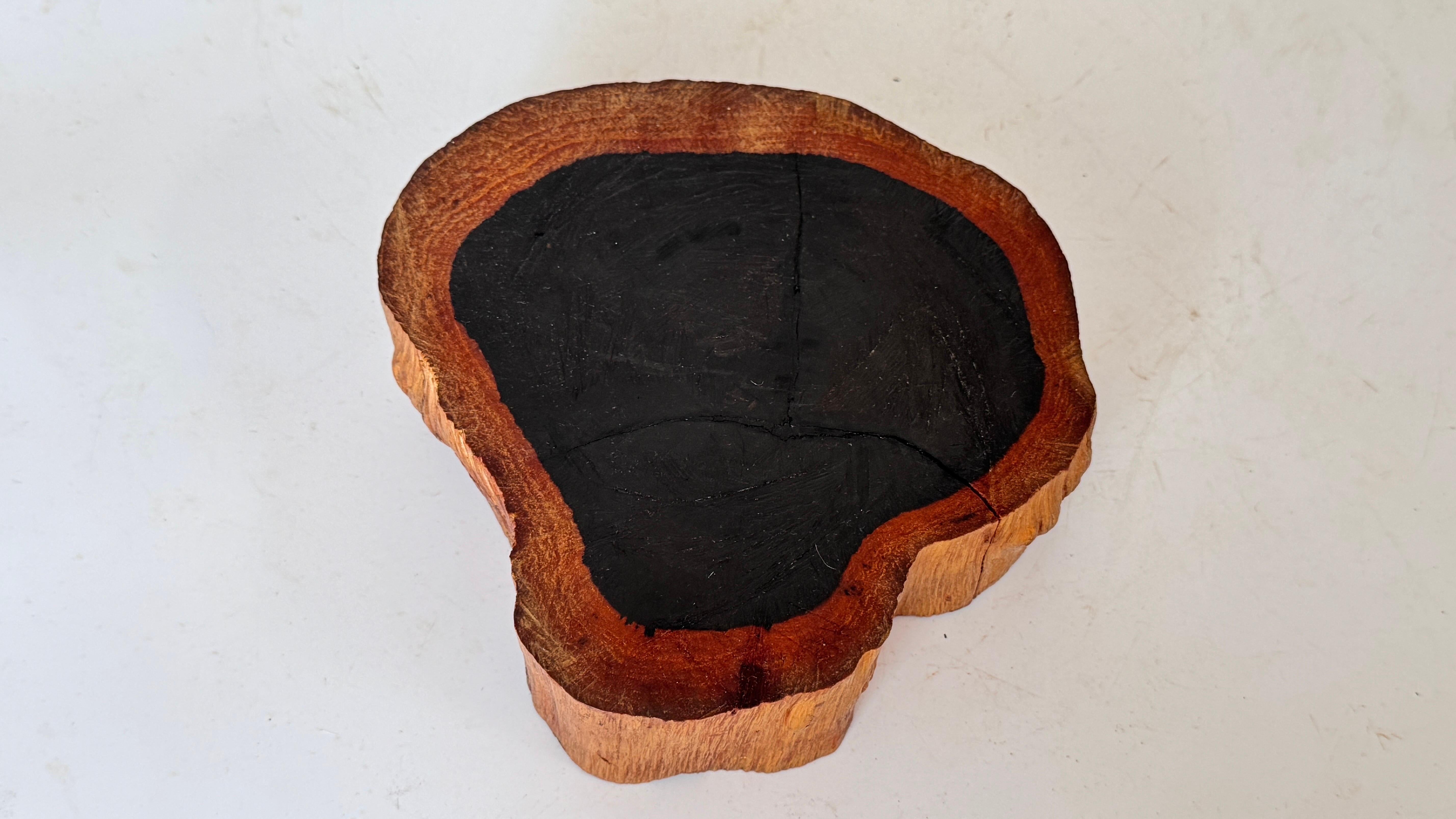Cendrier en bois sculpté français des années 1970 - Design/One en noir et Brown avec riche en vente 1