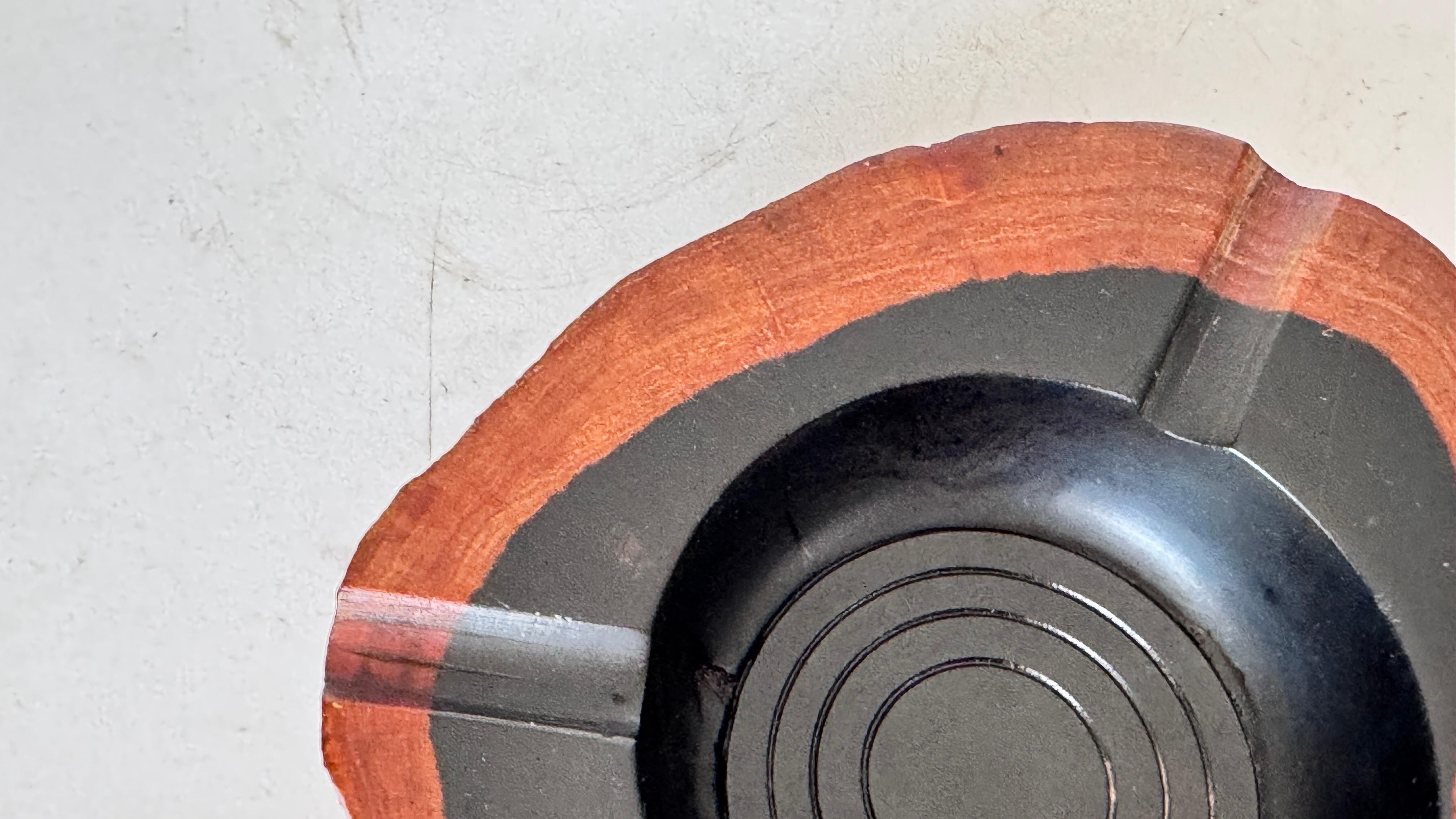 Cendrier en bois sculpté français des années 1970 - Design/One en noir et Brown avec riche en vente 2