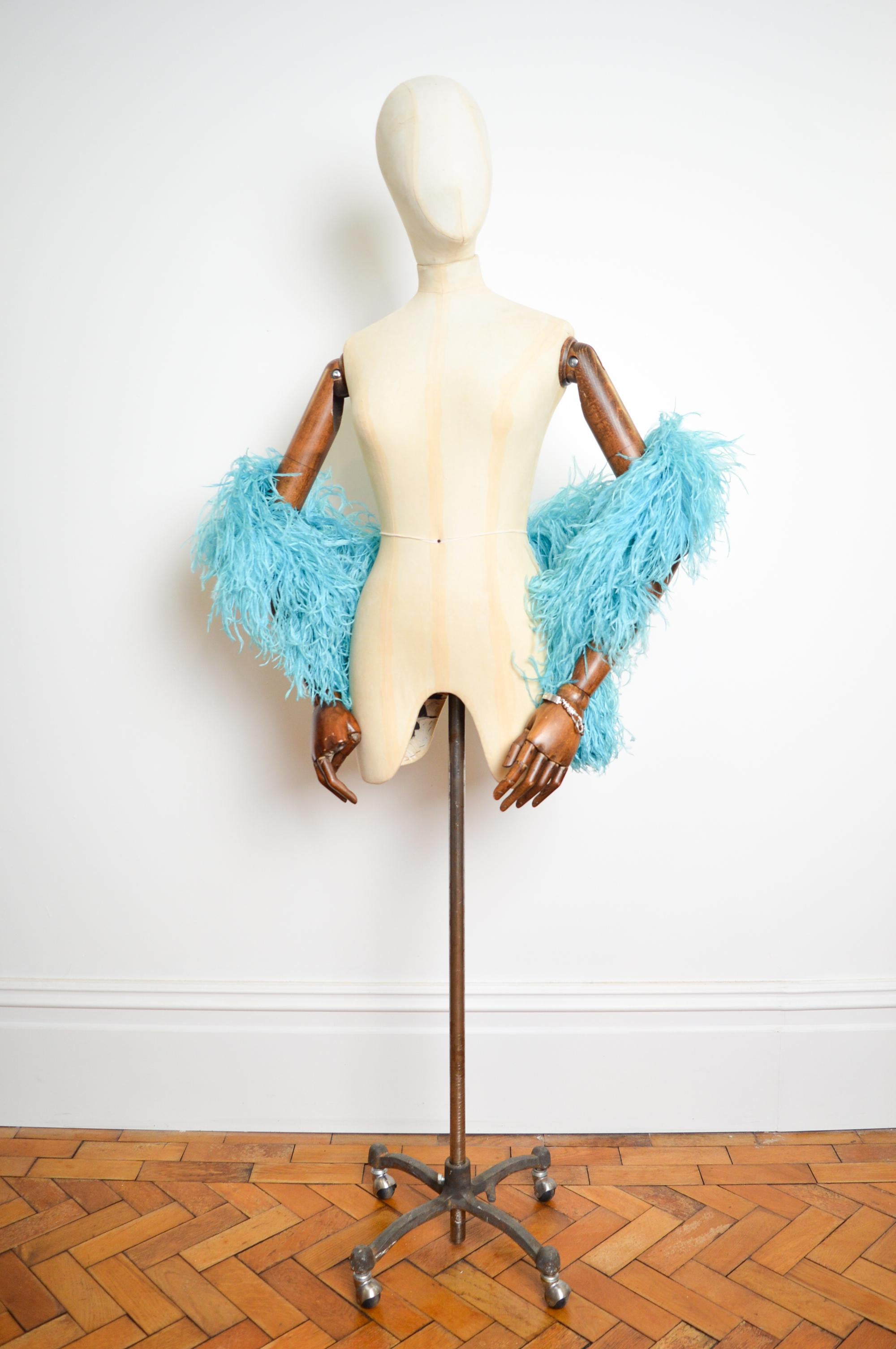 A Vibrant 1970's French, feather boa crafted from sky blue ostrich feather plumes.


Perfect for adding a touch of old school glamour to elevate a Look !

Measurements provided in Inches;
Length - 65