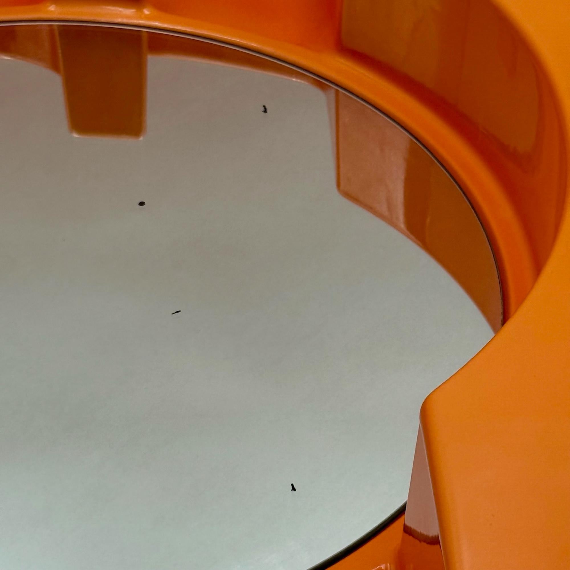 Ein Wandspiegel aus dem Space Age, der in den 1970er Jahren von Vitrac Design in Frankreich entworfen wurde. 

Dieser große und seltene Vintage-Spiegel aus leuchtend orangefarbenem, thermogeformtem Kunststoff verfügt über eine kreisförmige,