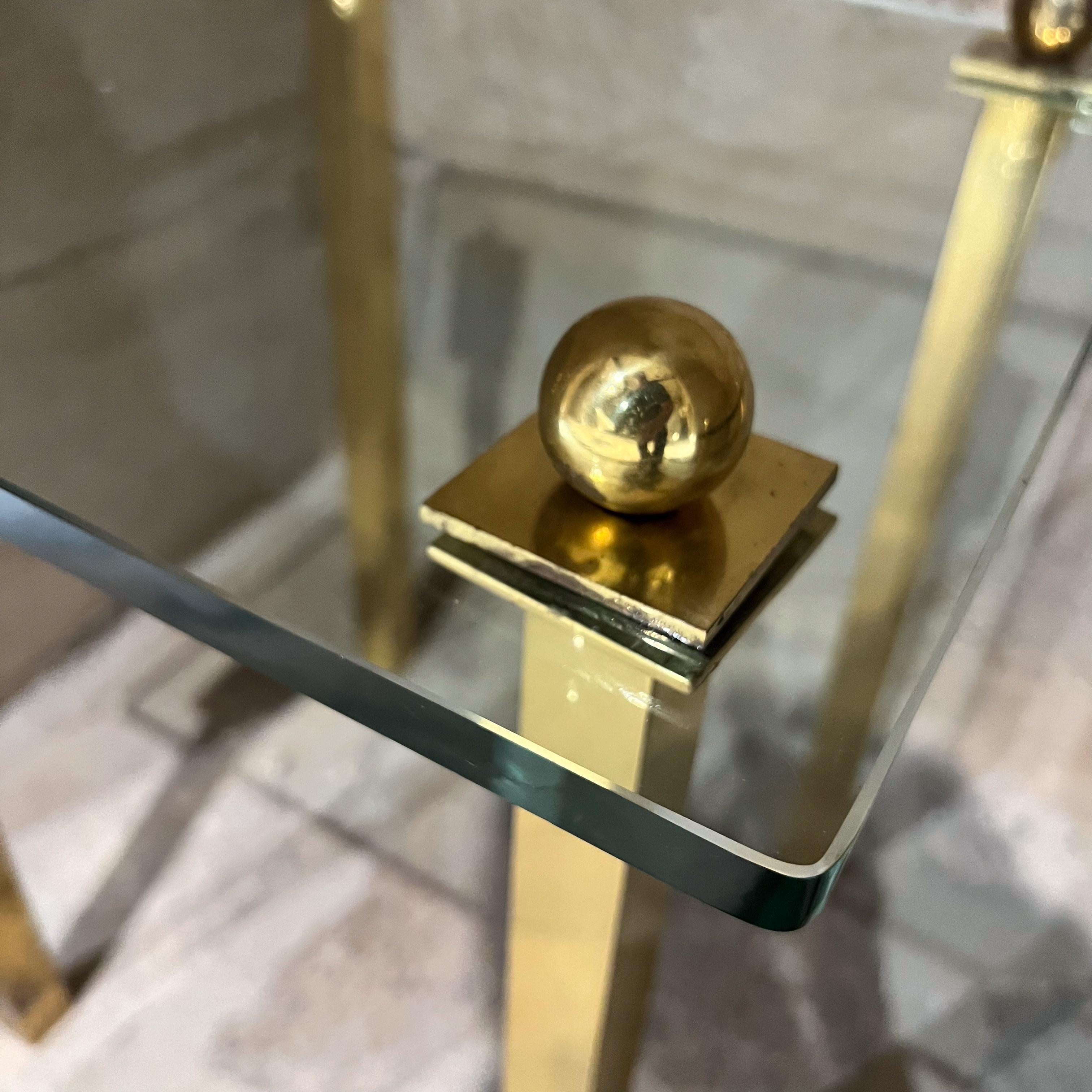 Tables d'appoint françaises carrées des années 1970 en verre et laiton en vente 3