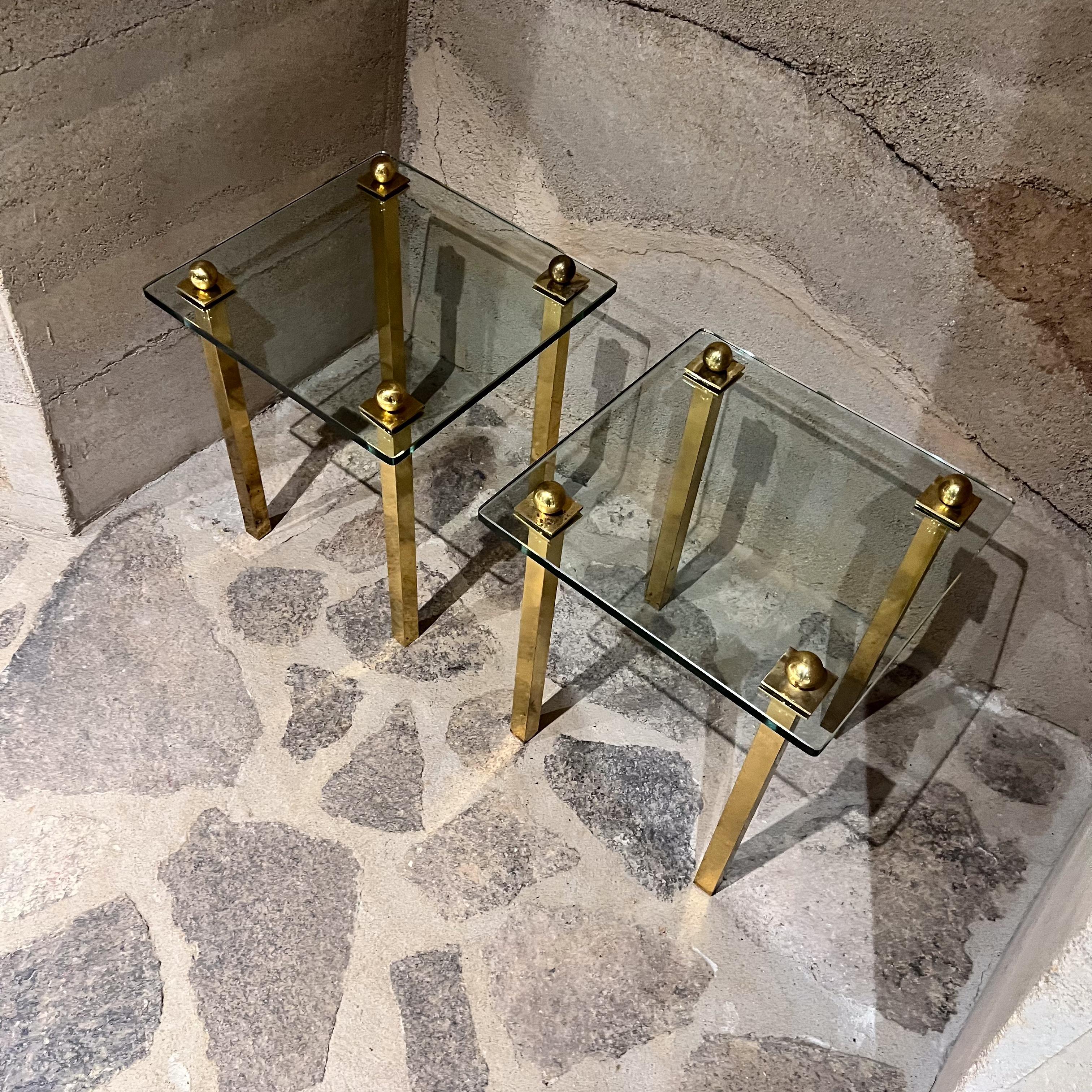 Tables d'appoint françaises carrées des années 1970 en verre et laiton en vente 4