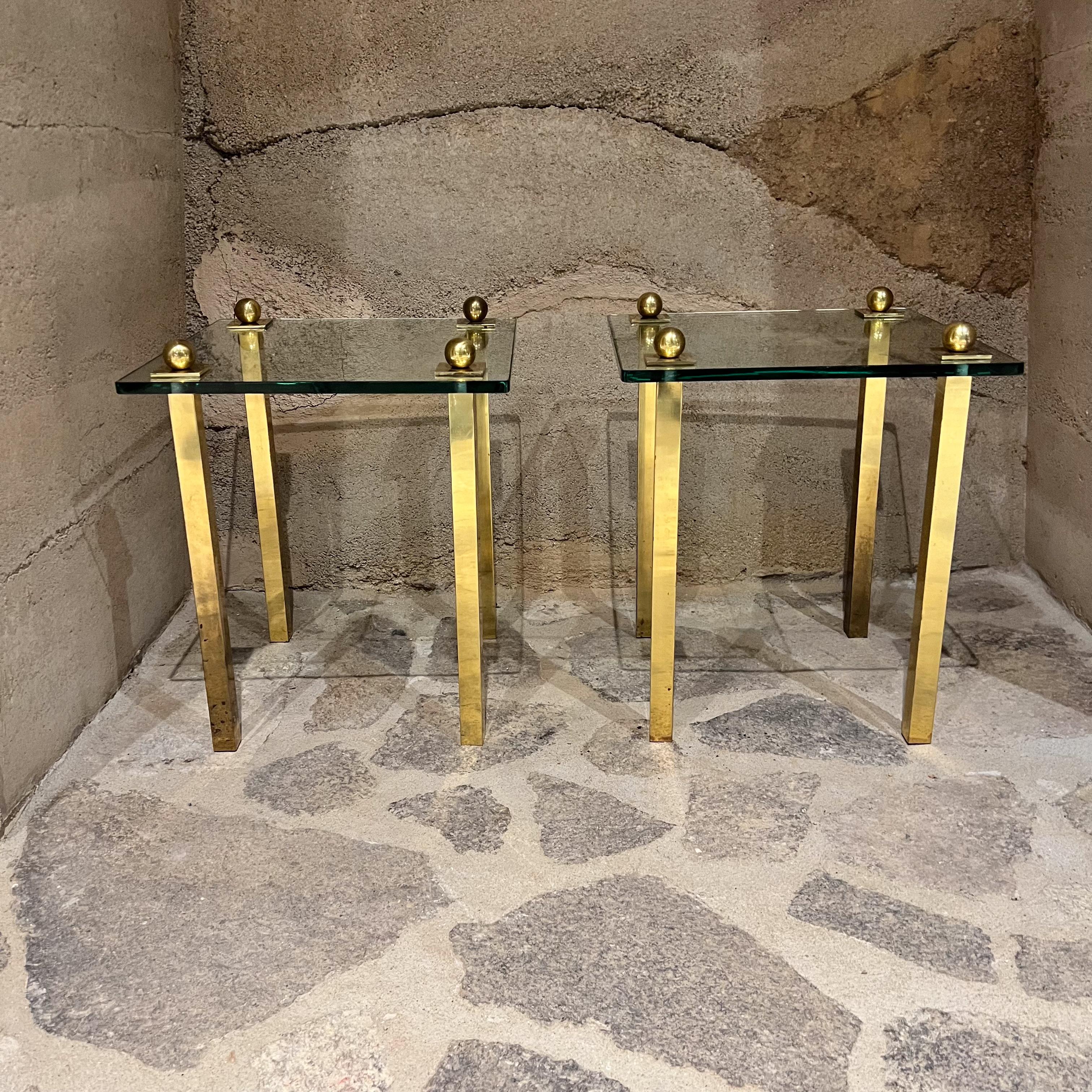 Tables d'appoint françaises carrées des années 1970 en verre et laiton en vente 5
