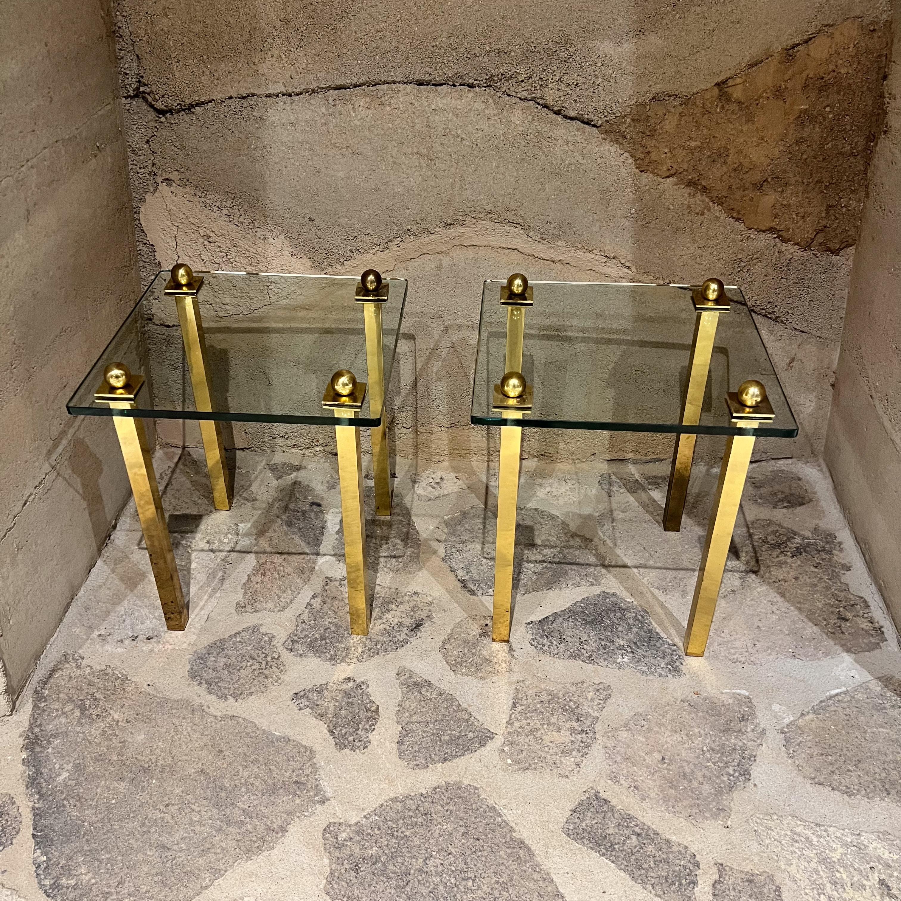 Tables d'appoint en laiton et verre French Vintage Modern elegance
18,5 de haut (sommet du fleuron en laiton) x 15 x 15 17 de haut jusqu'au sommet du verre
Original Unrestored Vintage Condition.
Veuillez vous référer aux images.
Aucun Label n'est