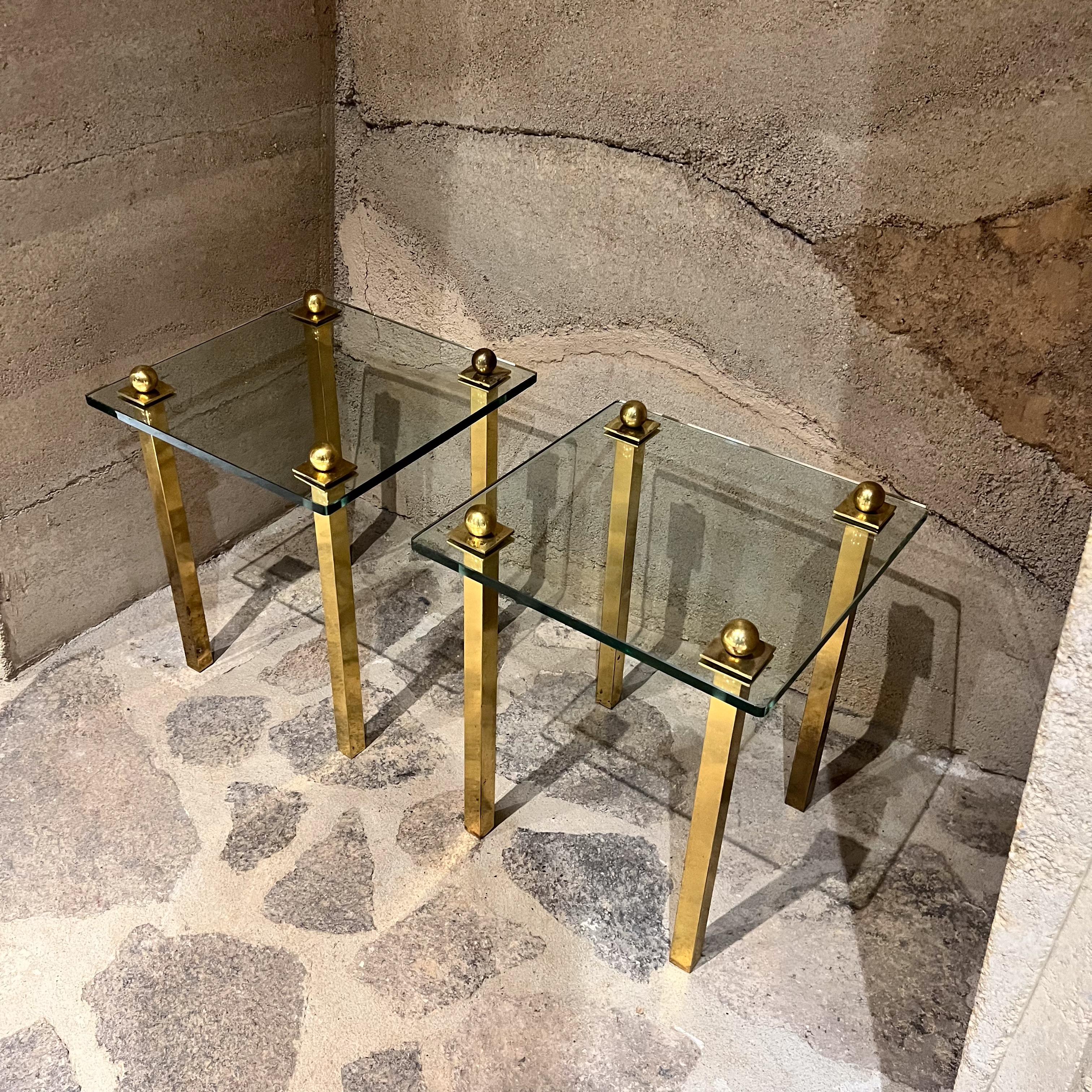 Mid-Century Modern Tables d'appoint françaises carrées des années 1970 en verre et laiton en vente