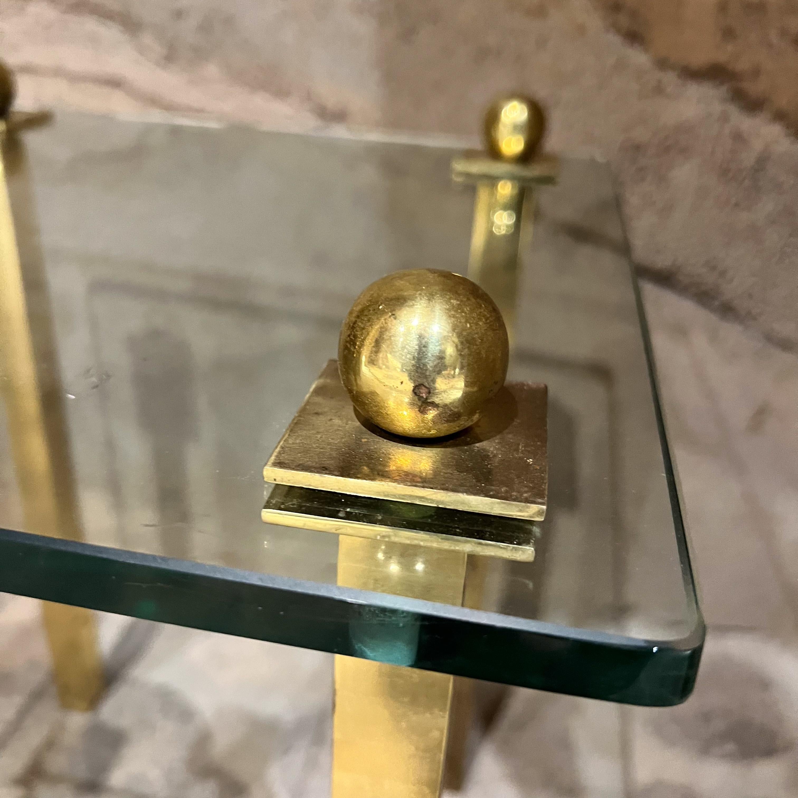 Inconnu Tables d'appoint françaises carrées des années 1970 en verre et laiton en vente