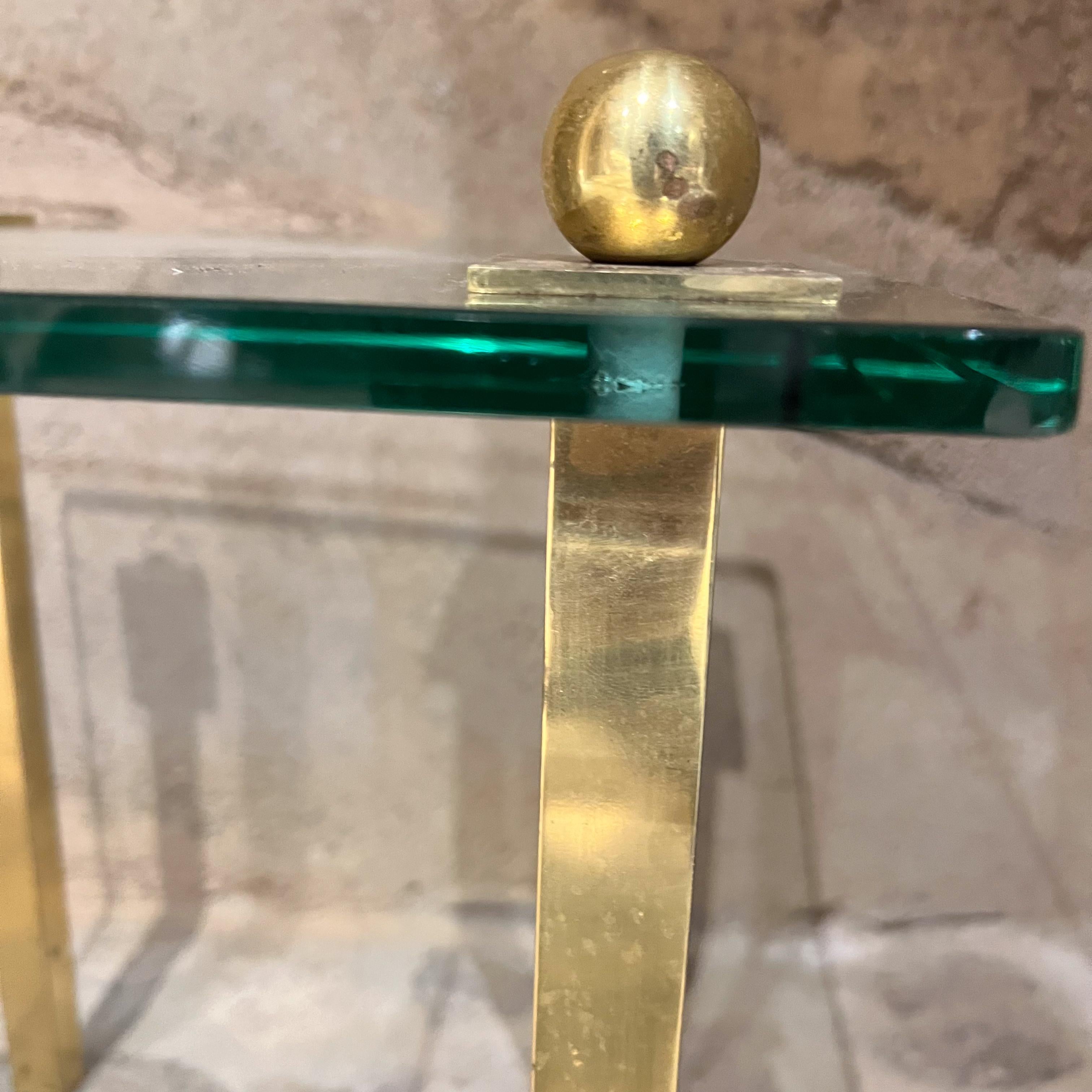 Tables d'appoint françaises carrées des années 1970 en verre et laiton Bon état - En vente à Chula Vista, CA