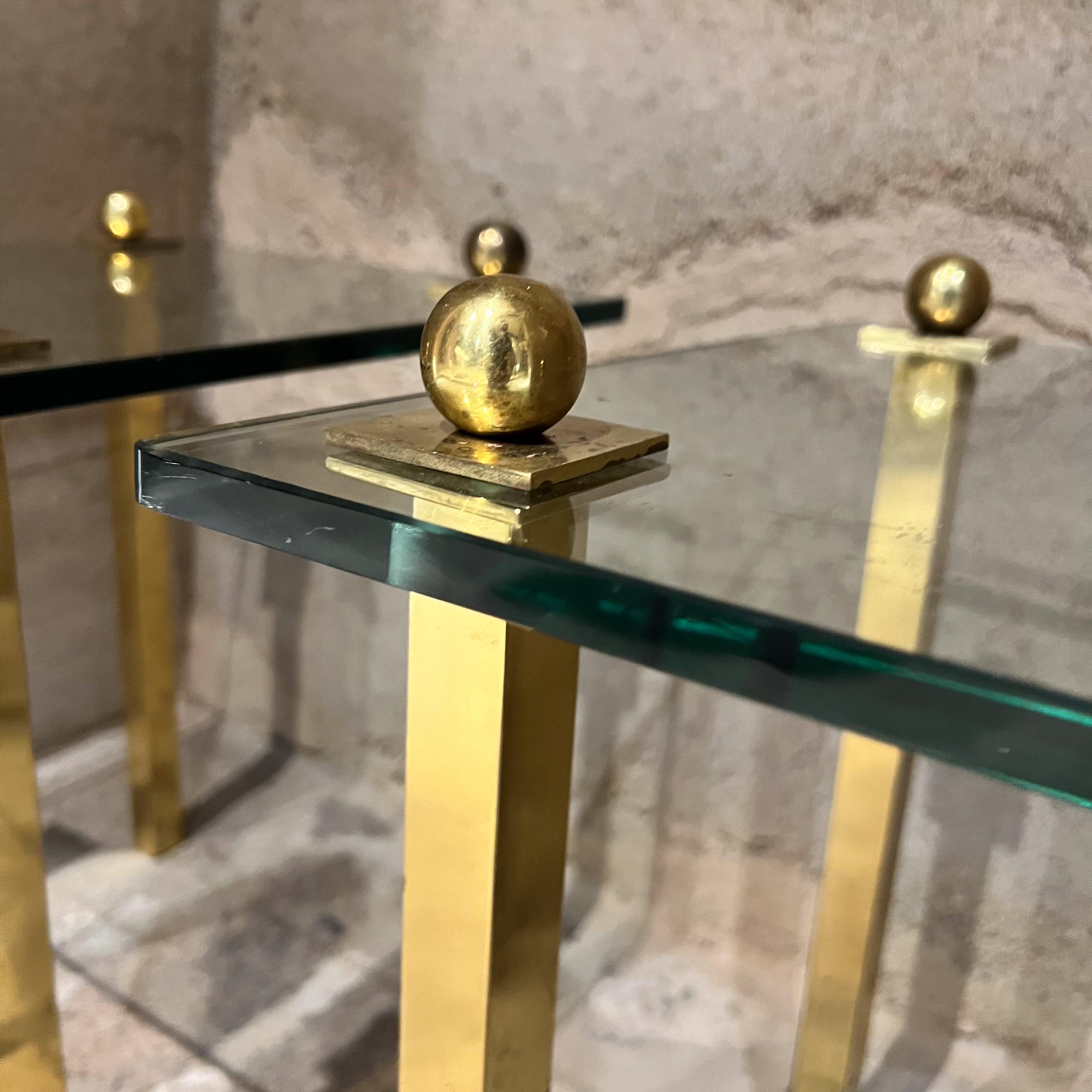 Fin du 20e siècle Tables d'appoint françaises carrées des années 1970 en verre et laiton en vente