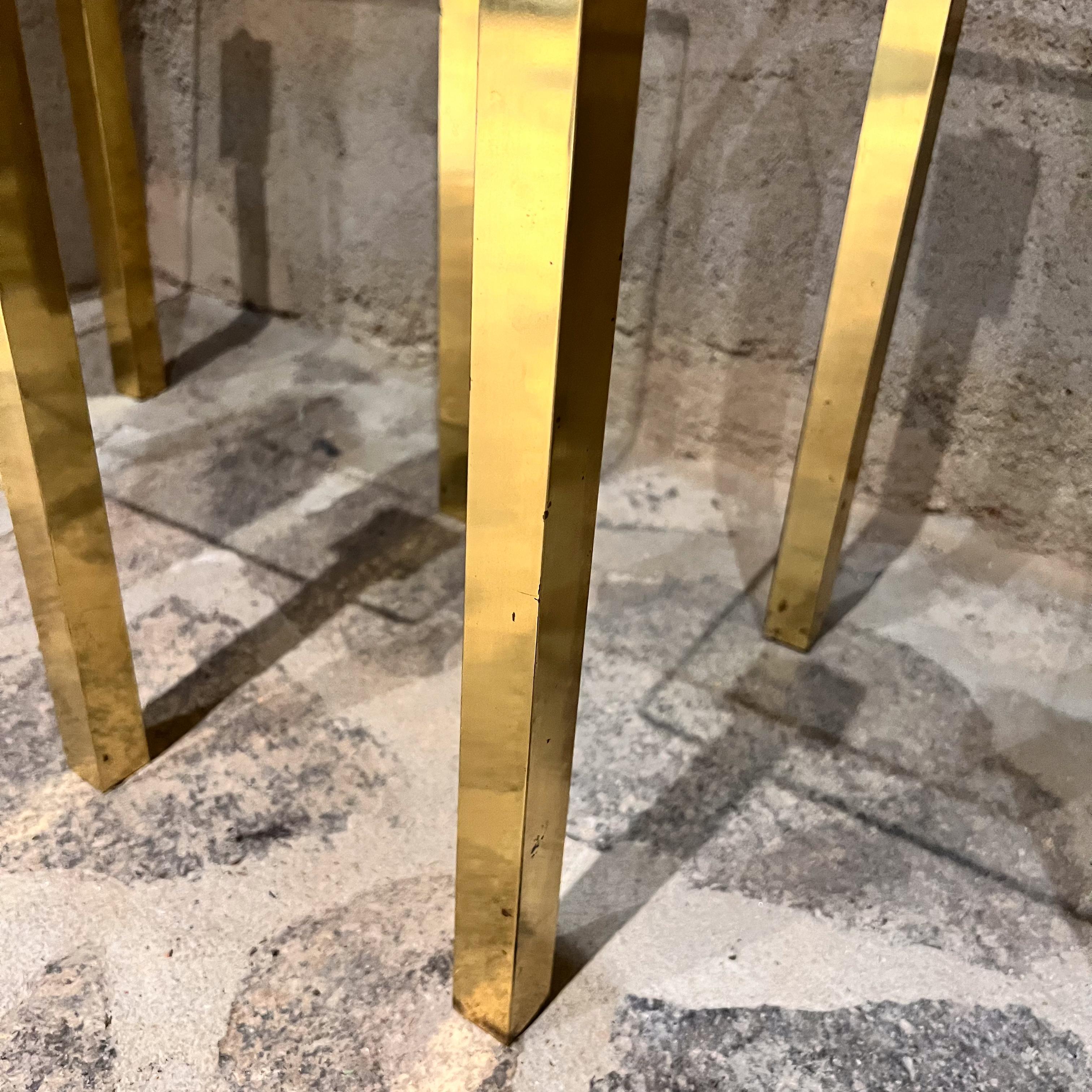 Laiton Tables d'appoint françaises carrées des années 1970 en verre et laiton en vente