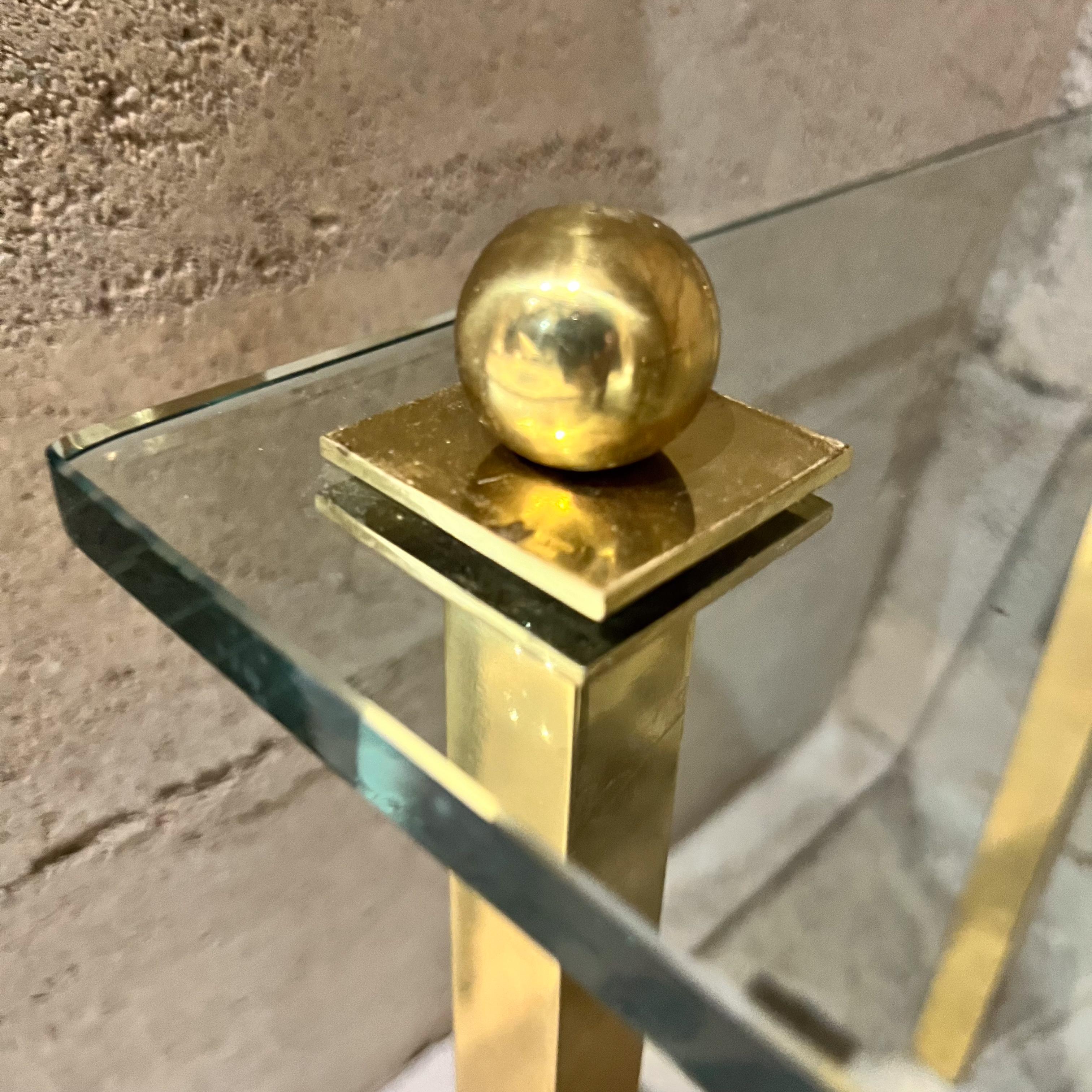 Tables d'appoint françaises carrées des années 1970 en verre et laiton en vente 2