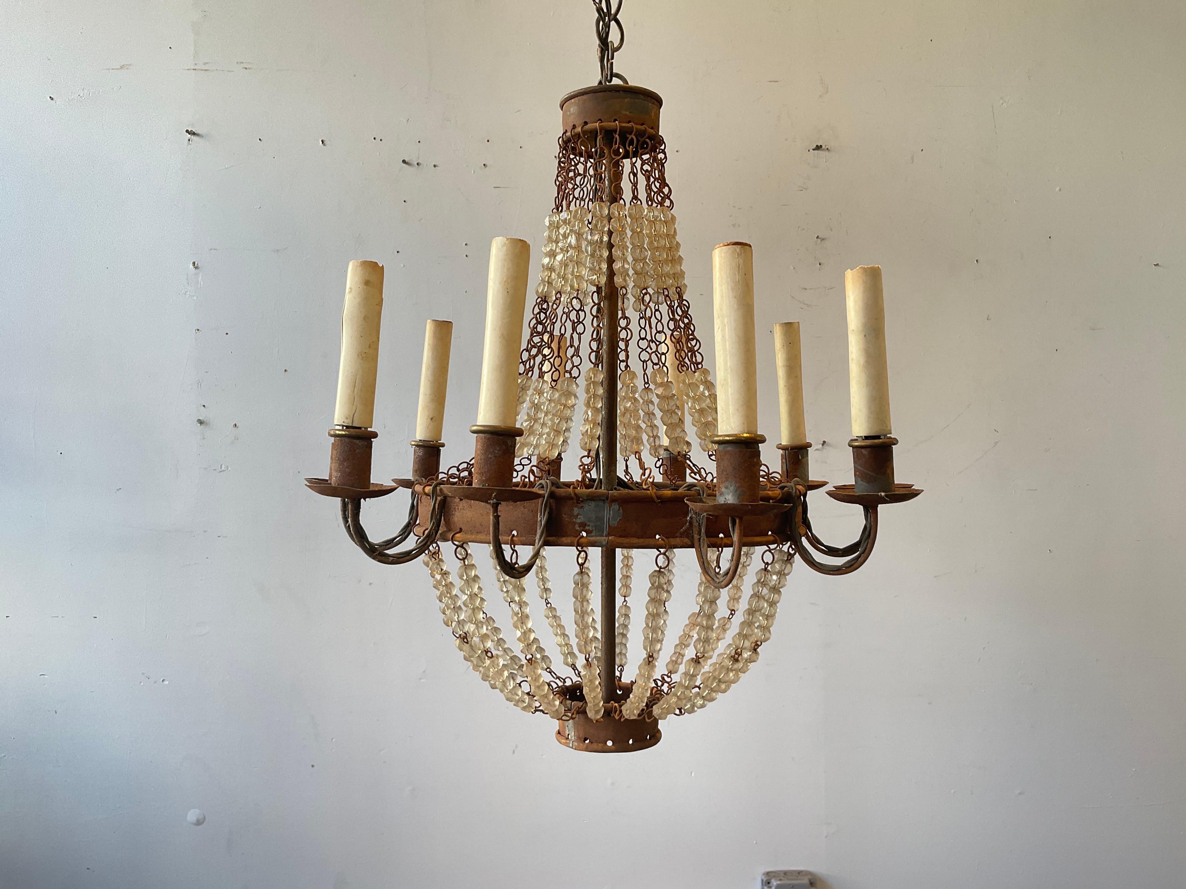 Lampadario con perline in metallo arrugginito in stile francese degli anni '70.