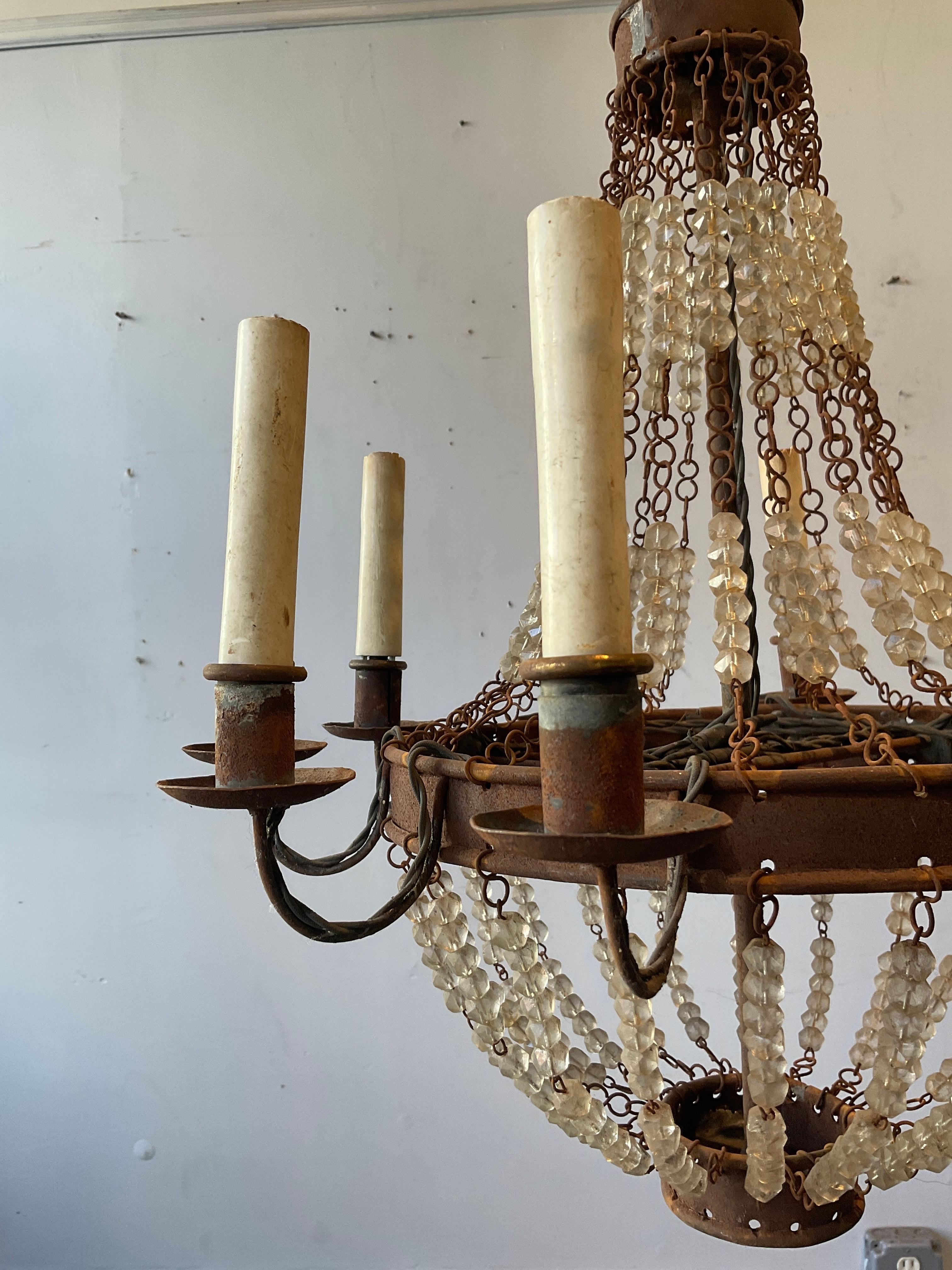 Lampadario in metallo arrugginito con perline in stile francese degli anni '70 in vendita 1